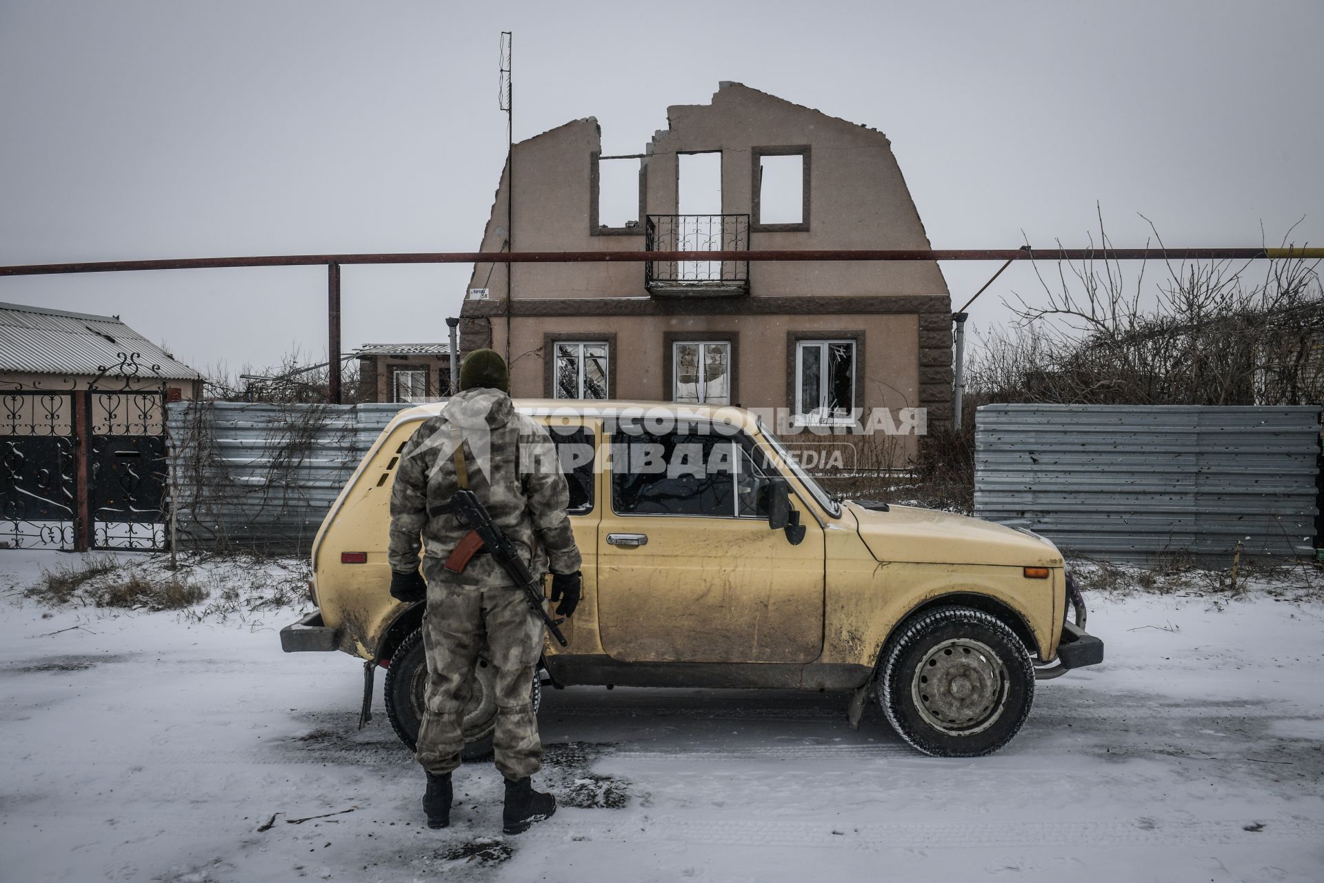 Украина, Донецк. Боец батальона ДНР под руководством майора Захара Прилепина на передовой линии обороны армии ДНР в селе Коминтерново.