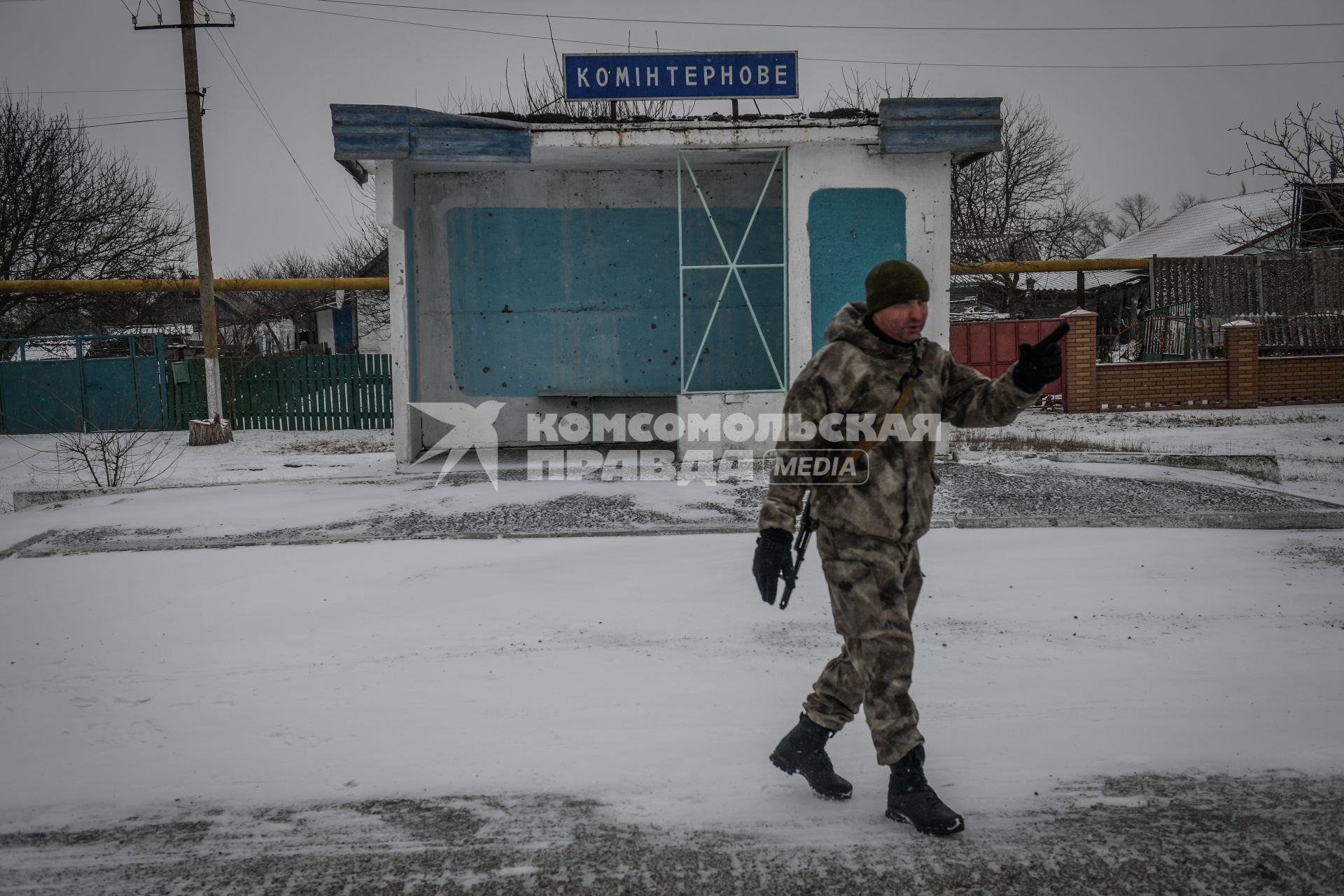 Украина, Донецк. Боец батальона ДНР под руководством майора Захара Прилепина на передовой линии обороны армии ДНР в селе Коминтерново.