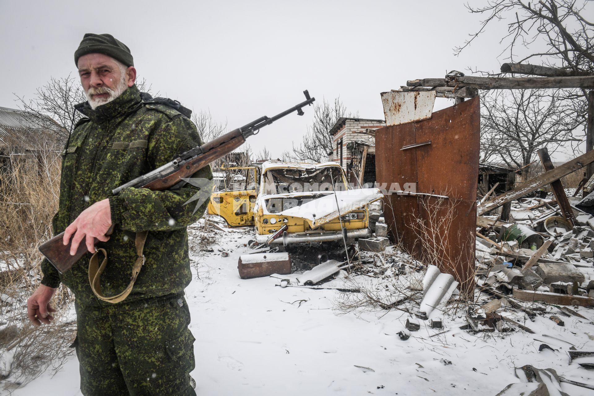 Украина, Донецк. Боец батальона ДНР под руководством майора Захара Прилепина на передовой линии обороны армии ДНР в селе Коминтерново.