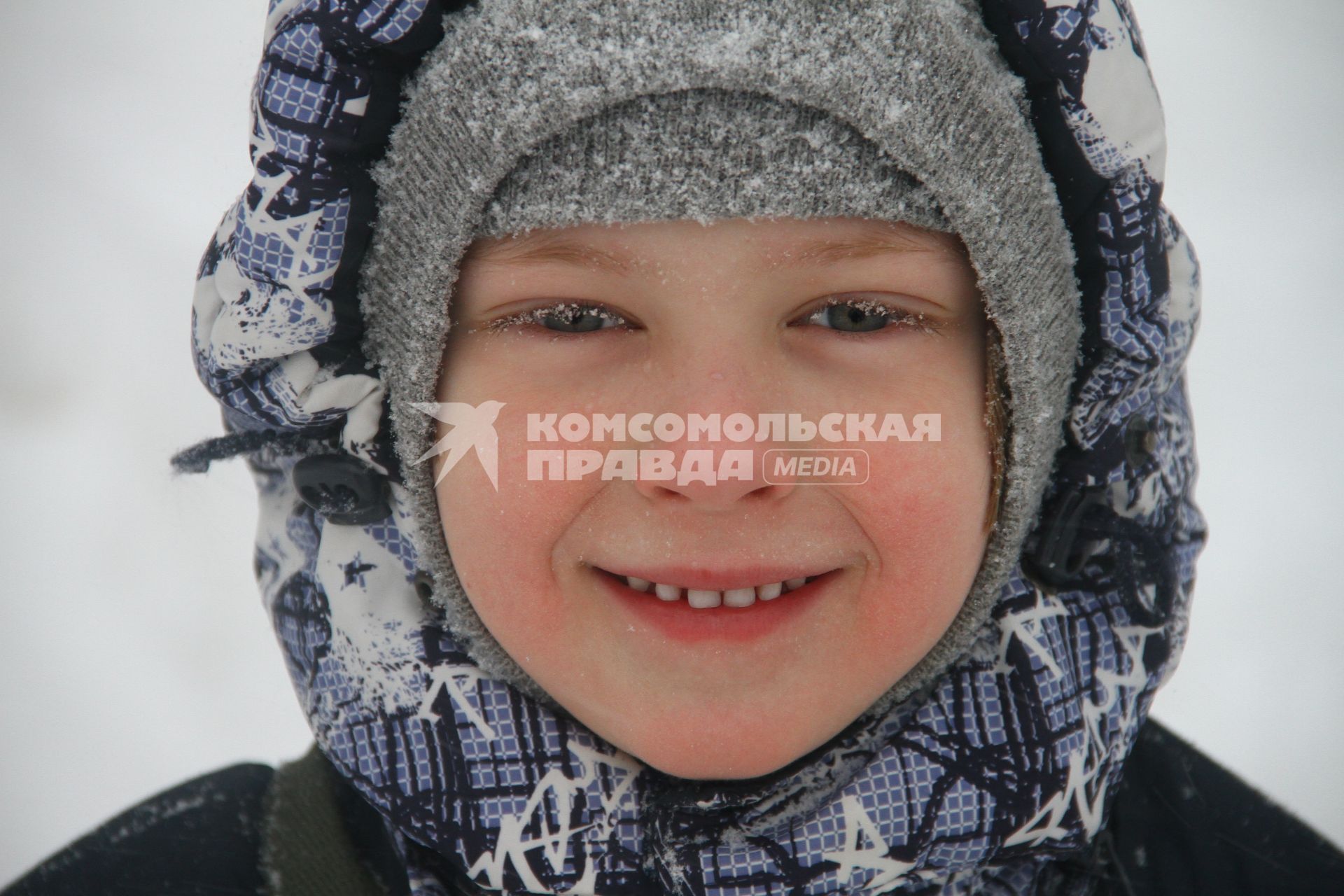 Нижний Новгород.  Мальчик в теплой шапке улиц города.