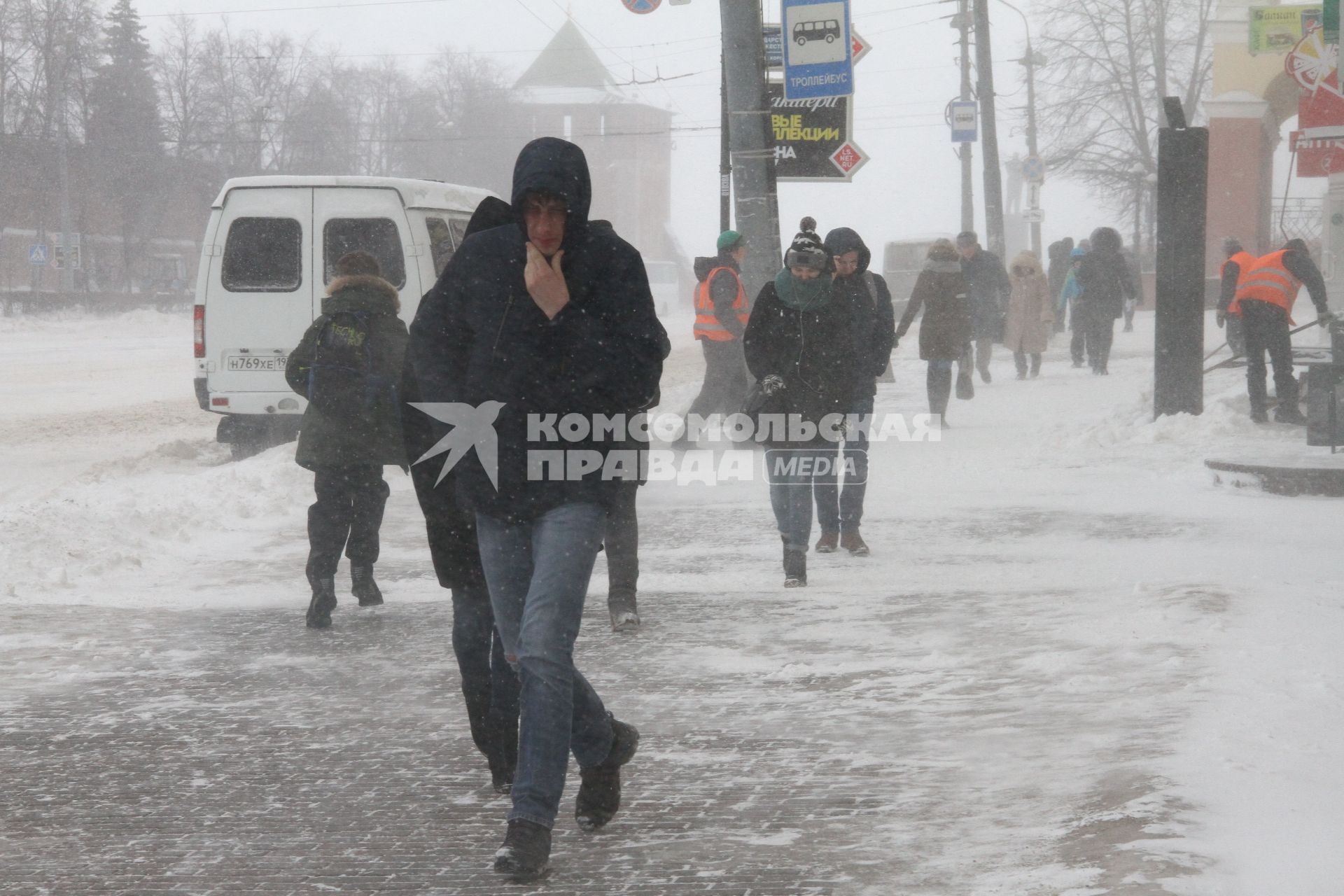 Нижний Новгород. Люди идут по  улице во время метели.