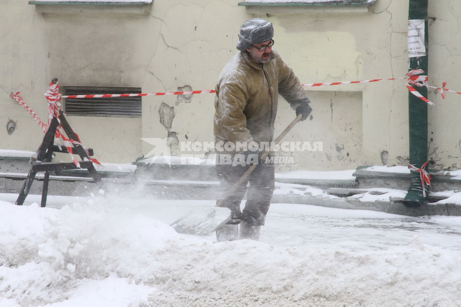 Нижний Новгород. Дворник убирает улицу в метель.