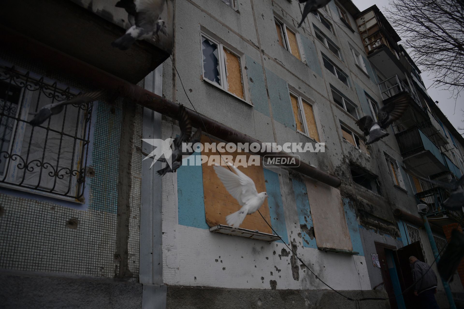 Украина, Донецк. Жилой дом в Киевском районе, пострадавший в результате артиллерийского обстрела украинскими силовиками.