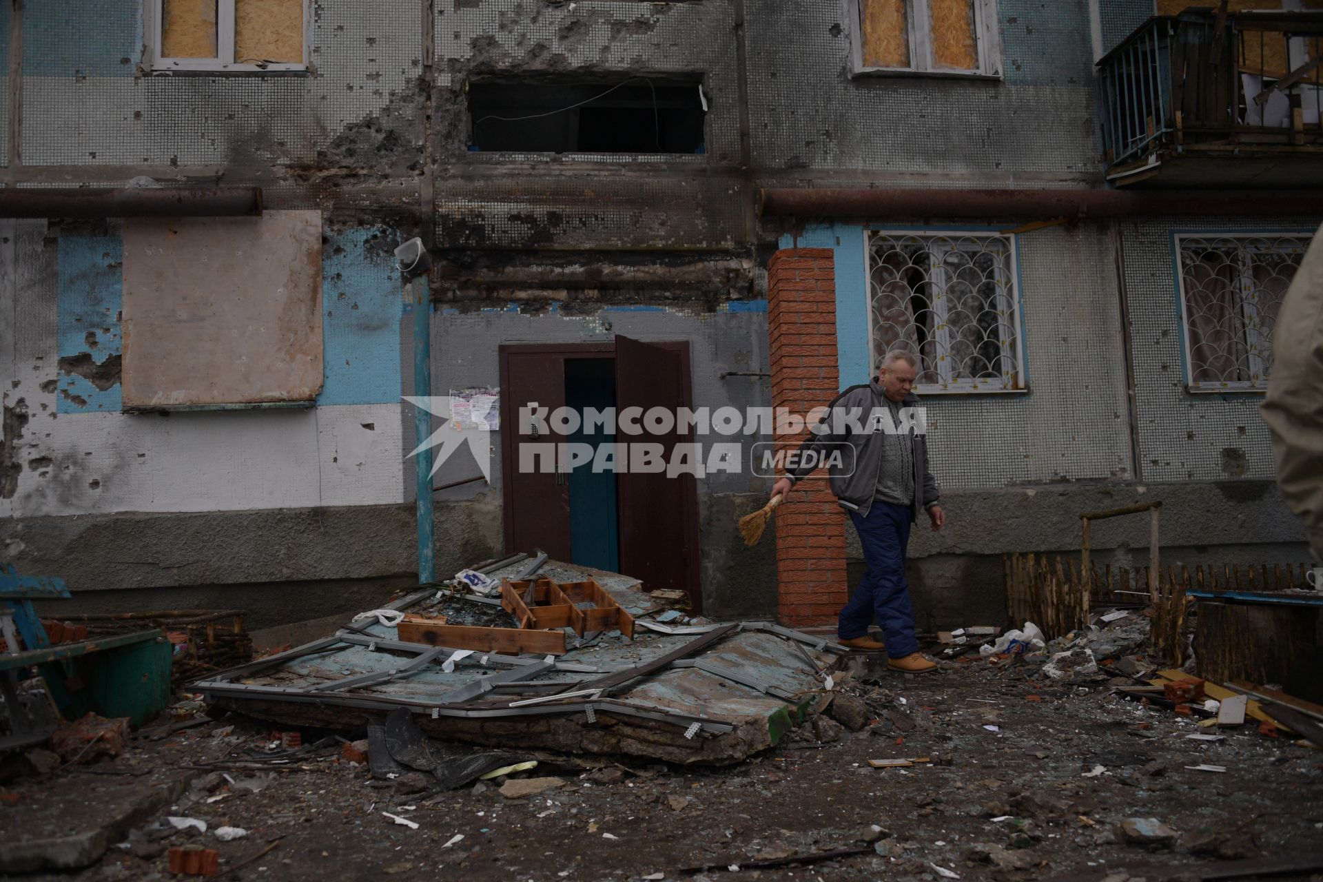 Украина, Донецк. Жилой дом в Киевском районе, пострадавший в результате артиллерийского обстрела украинскими силовиками.