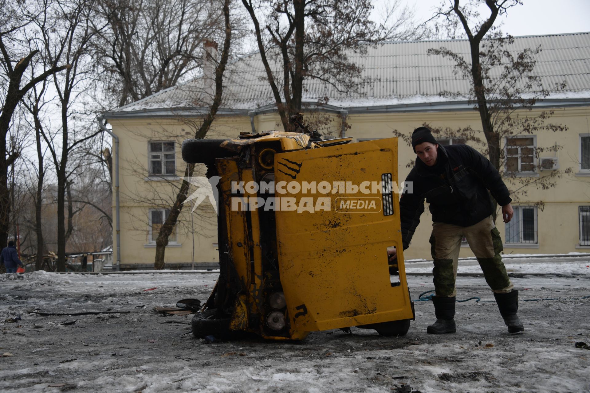 Украина, Донецк. Житель Киевского района возле автомобиля,  пострадавшего в результате артиллерийского обстрела украинскими силовиками.