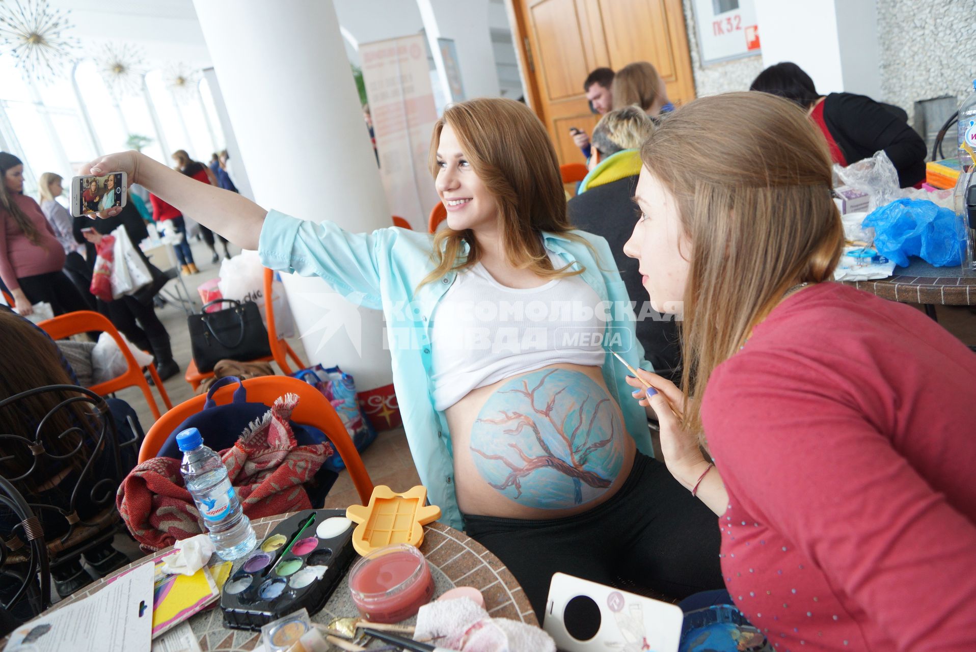 Екатеринбург. Художники расписывают животы беременных женщин в рамках акции \'Я рисую жизнь\'