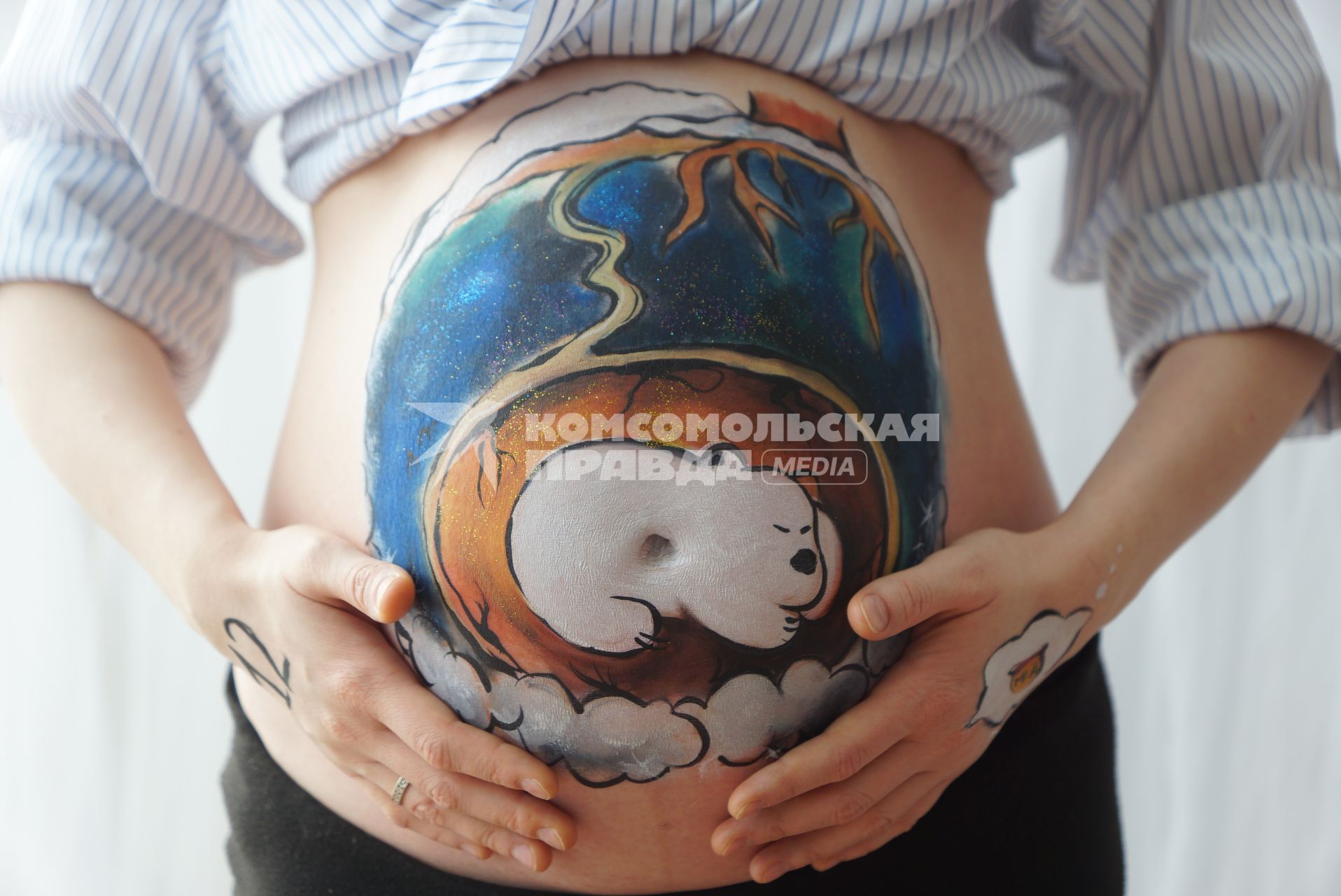 Екатеринбург. Художники расписывают животы беременных женщин в рамках акции \'Я рисую жизнь\'