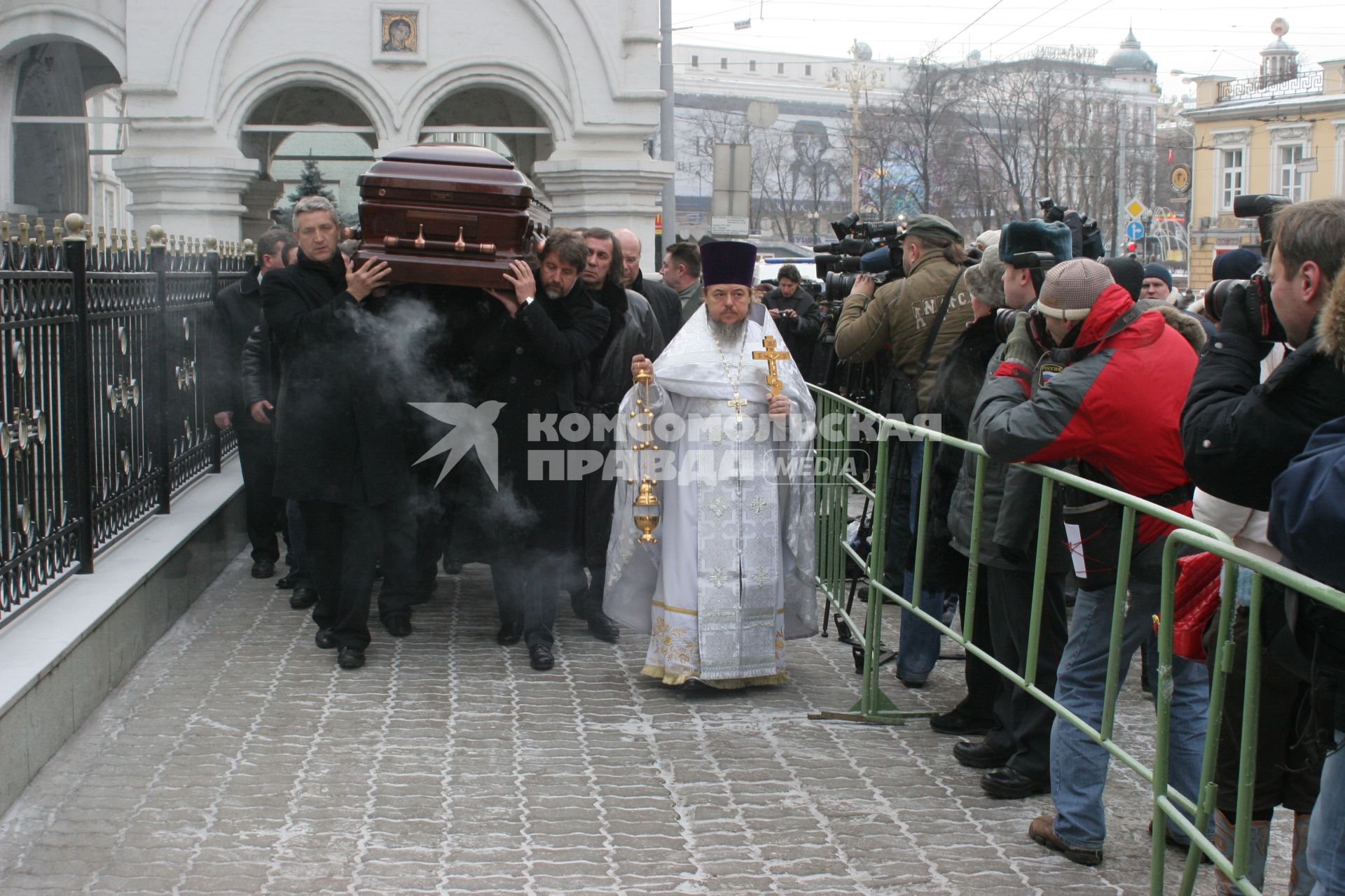 Диск193. Прощание с актером Александром Абдуловым. 5.01.2008. На снимке: актер Леонид Ярмольник (справа)