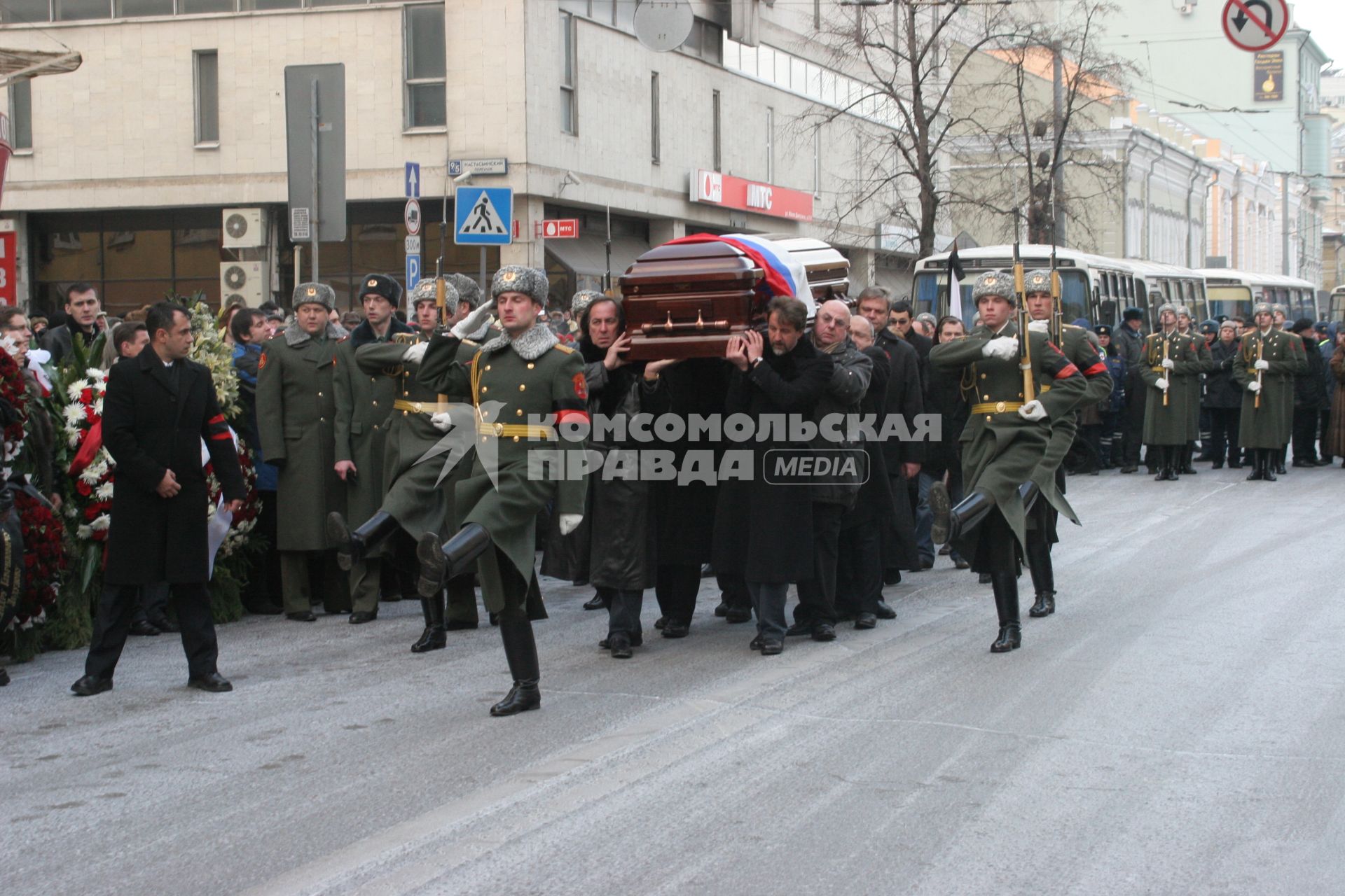 Диск193. Прощание с актером Александром Абдуловым. 5.01.2008. На снимке: гроб несут каскадер Александр Иншаков (слева), актеры Леонид Ярмольник и Владимир Долинский