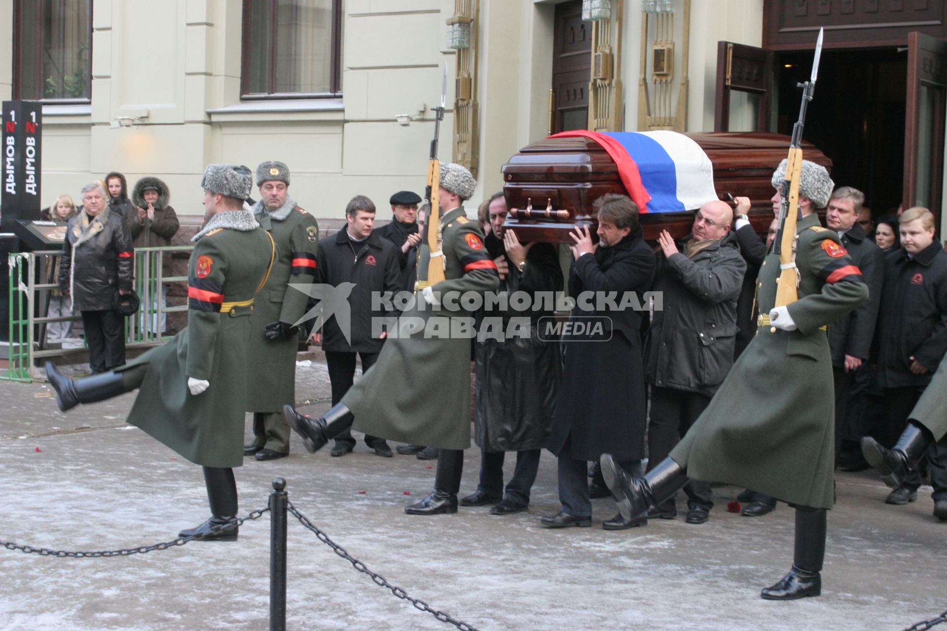 Диск193. Прощание с актером Александром Абдуловым. 5.01.2008. На снимке: гроб несут каскадер Александр Иншаков (слева), актеры Леонид Ярмольник и Владимир Долинский