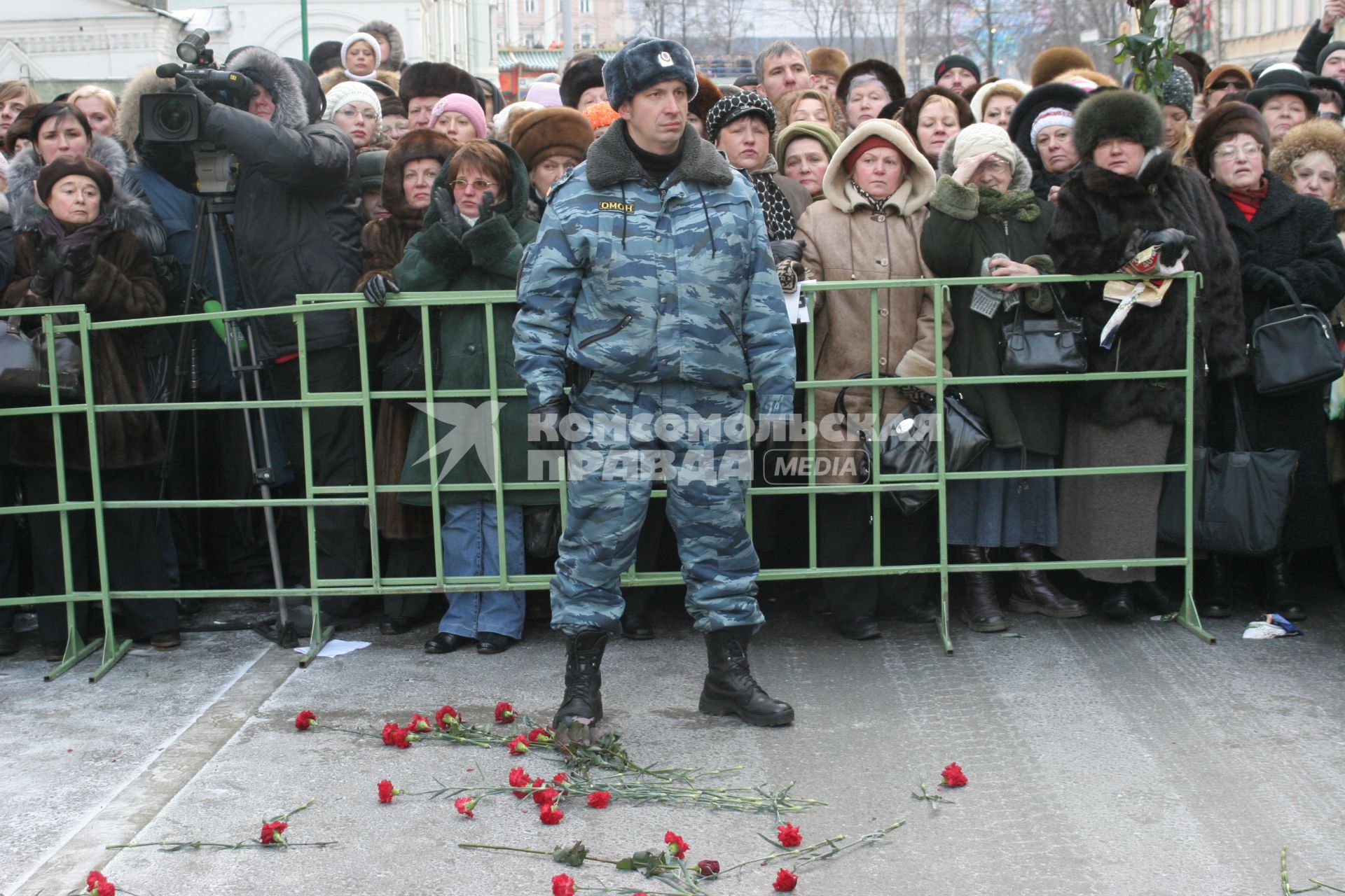 Диск193. Прощание с актером Александром Абдуловым. 5.01.2008. На снимке: поклонники творчества актера