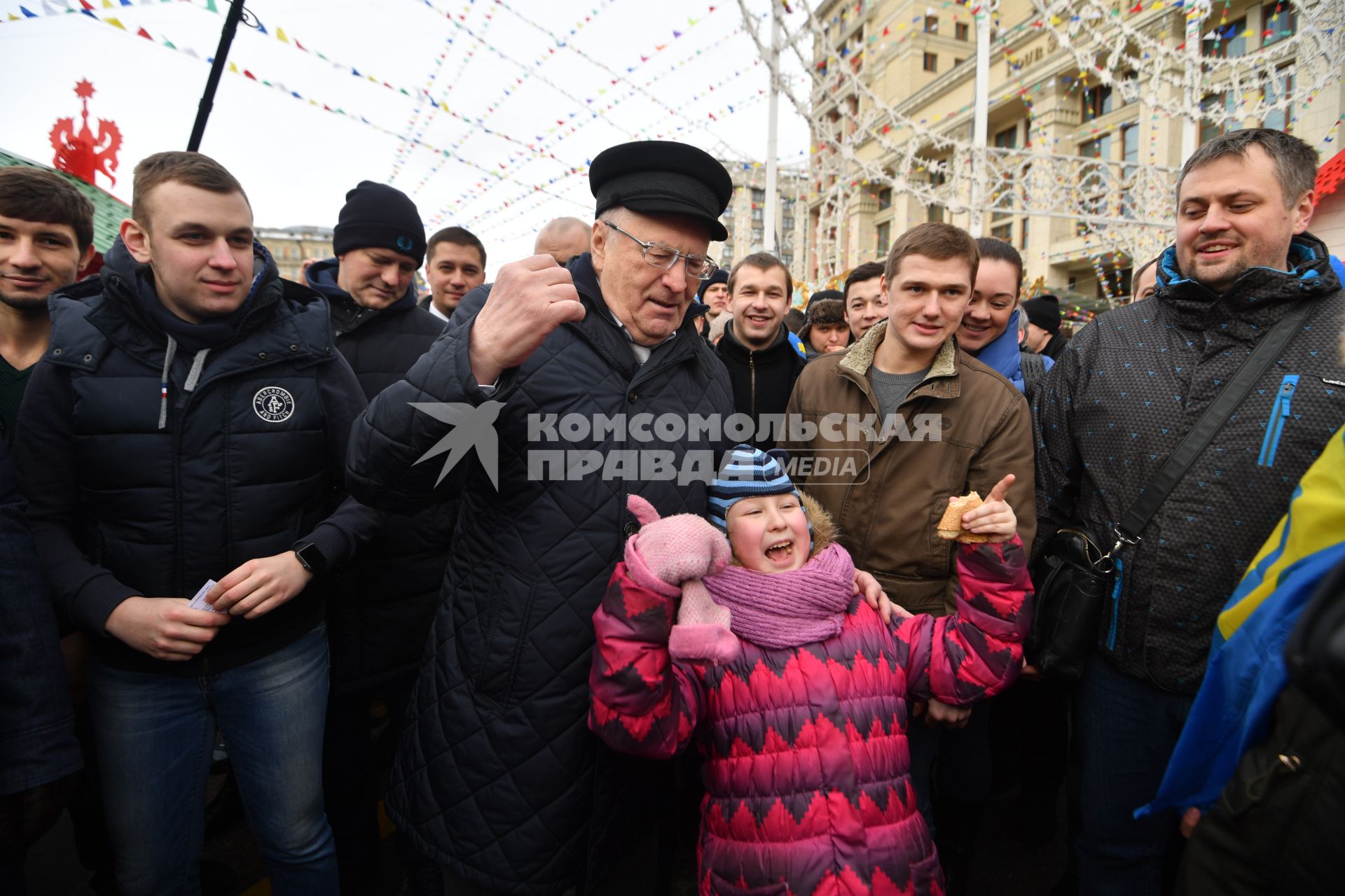 Москва.   Лидер ЛДПР Владимир Жириновский (третий слева) на фестивале `Московская Масленица` на Манежной площади.