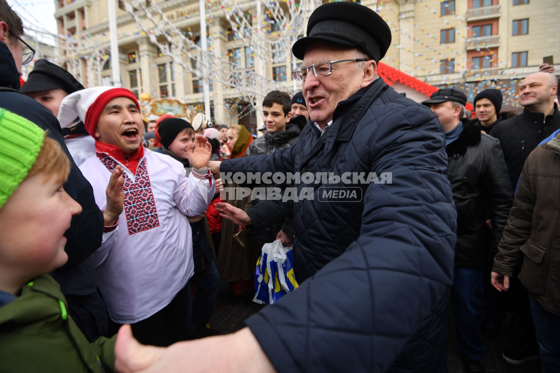 Москва.   Лидер ЛДПР Владимир Жириновский (в центре) на фестивале `Московская Масленица` на Манежной площади.