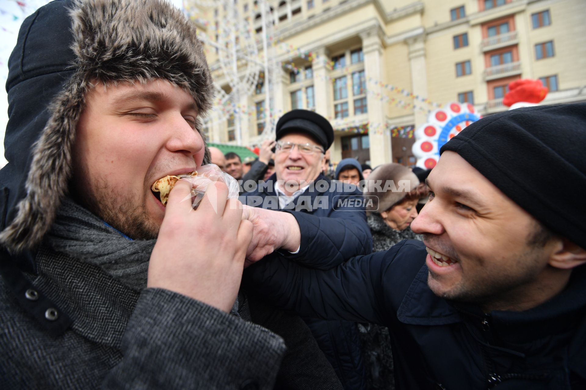 Москва.   Лидер ЛДПР Владимир Жириновский (в центре) на фестивале `Московская Масленица` на Манежной площади.