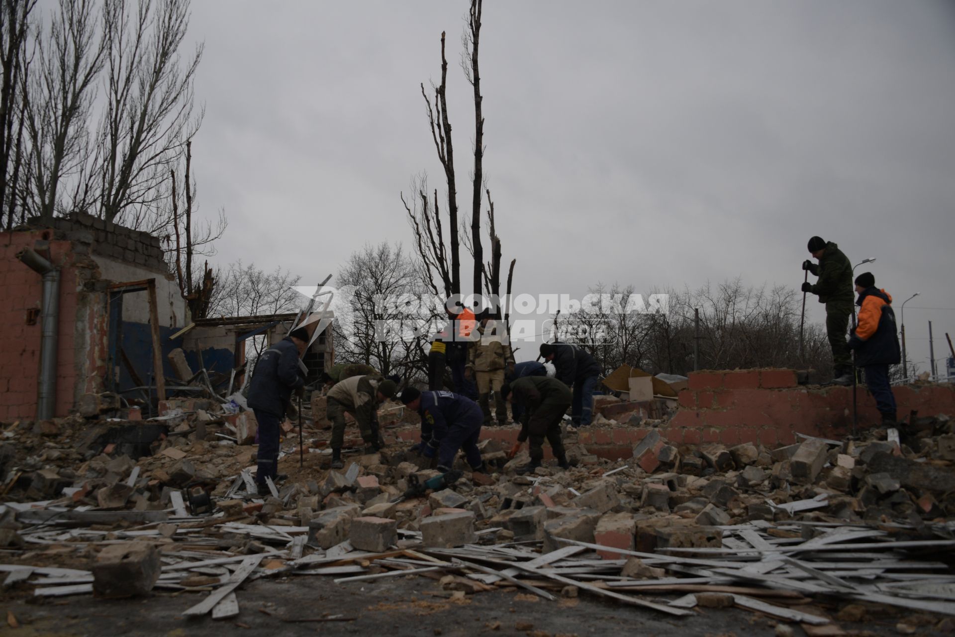 Украина, Донецк. Последствия мощного взрыва в районе транспортной развязки `Мотель`.