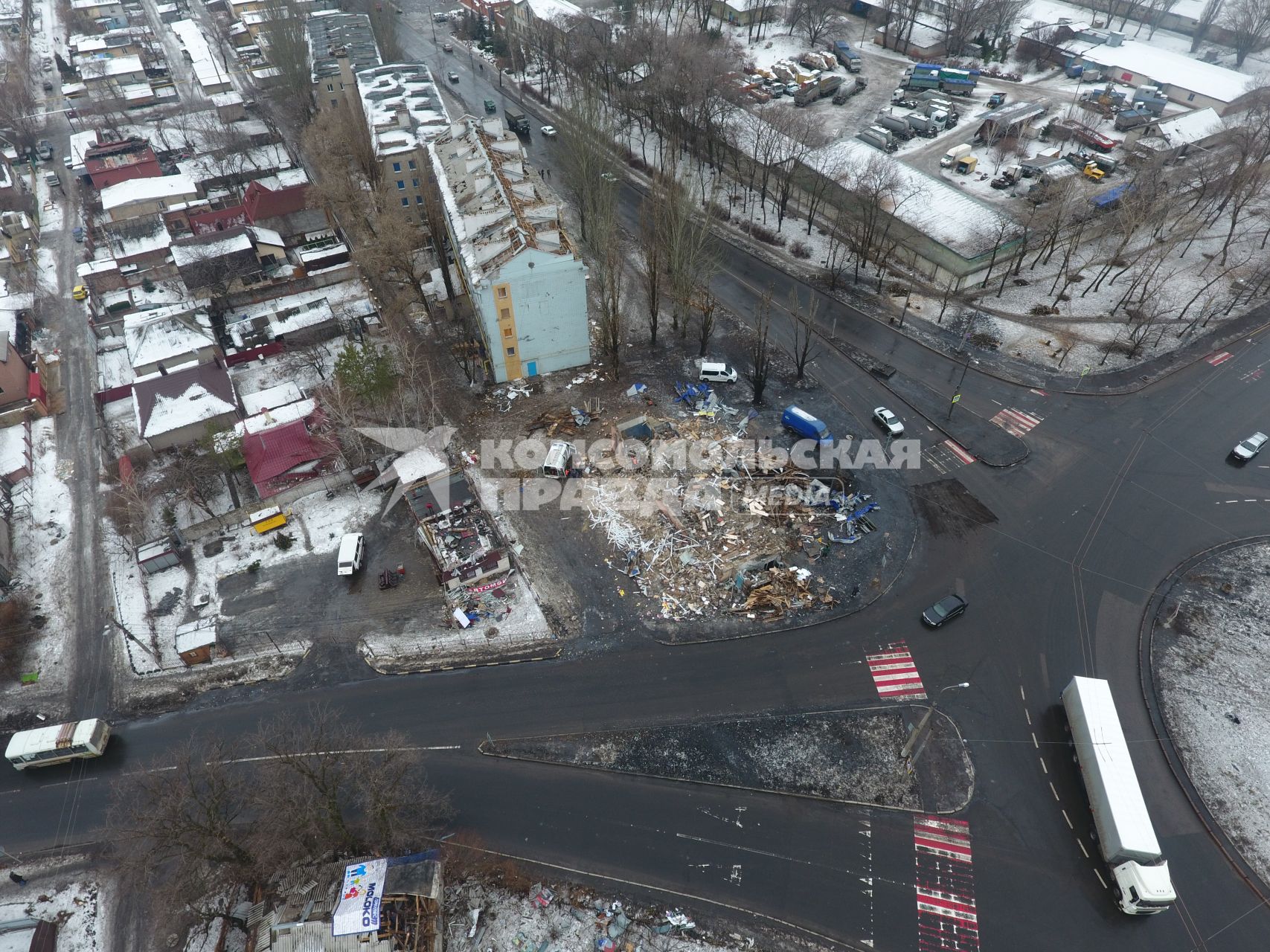 Украина, Донецк. Последствия мощного взрыва в районе транспортной развязки `Мотель`.