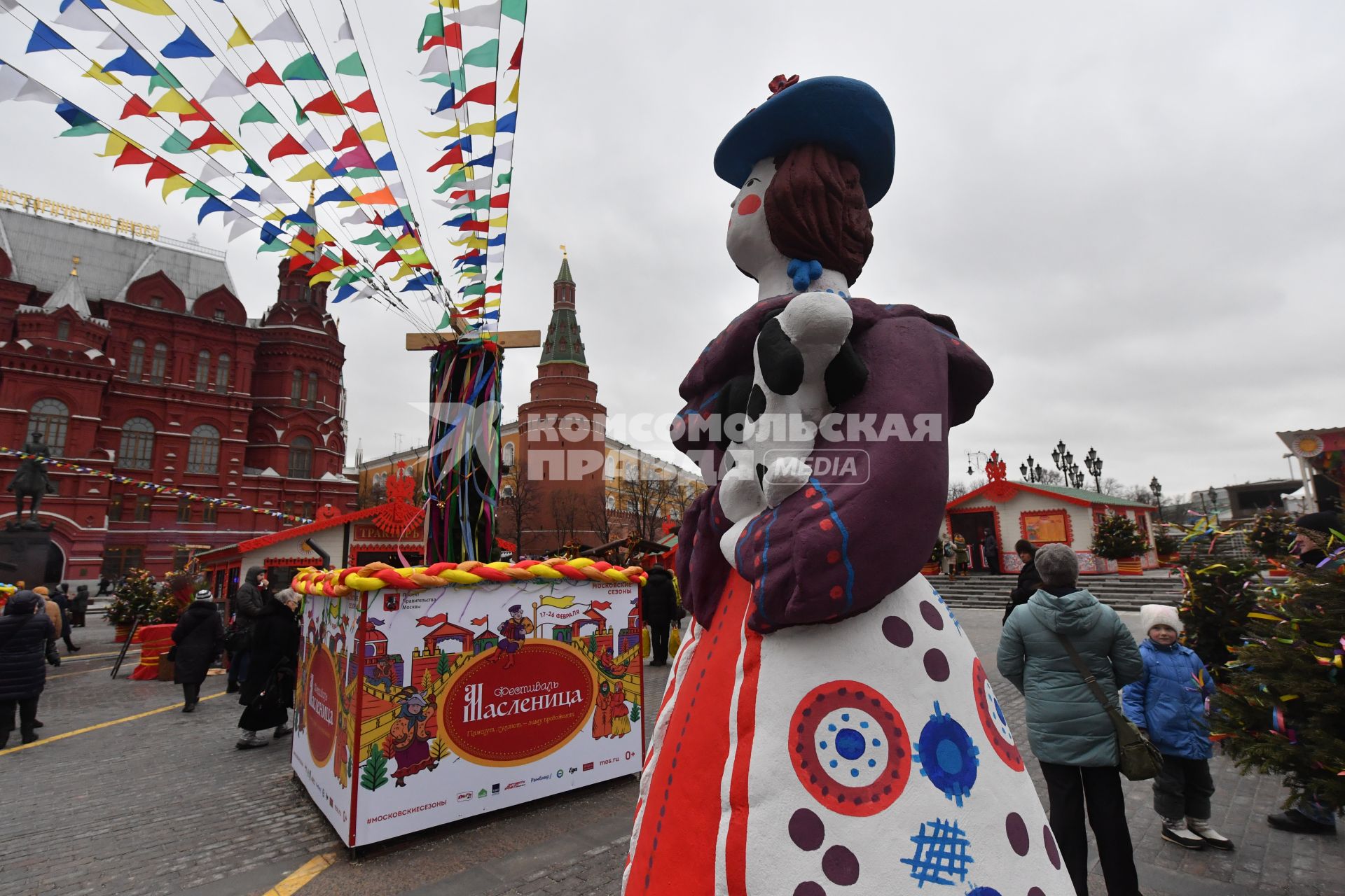 Москва.  Фестиваль  `Московская Масленица`  на Манежной площади.