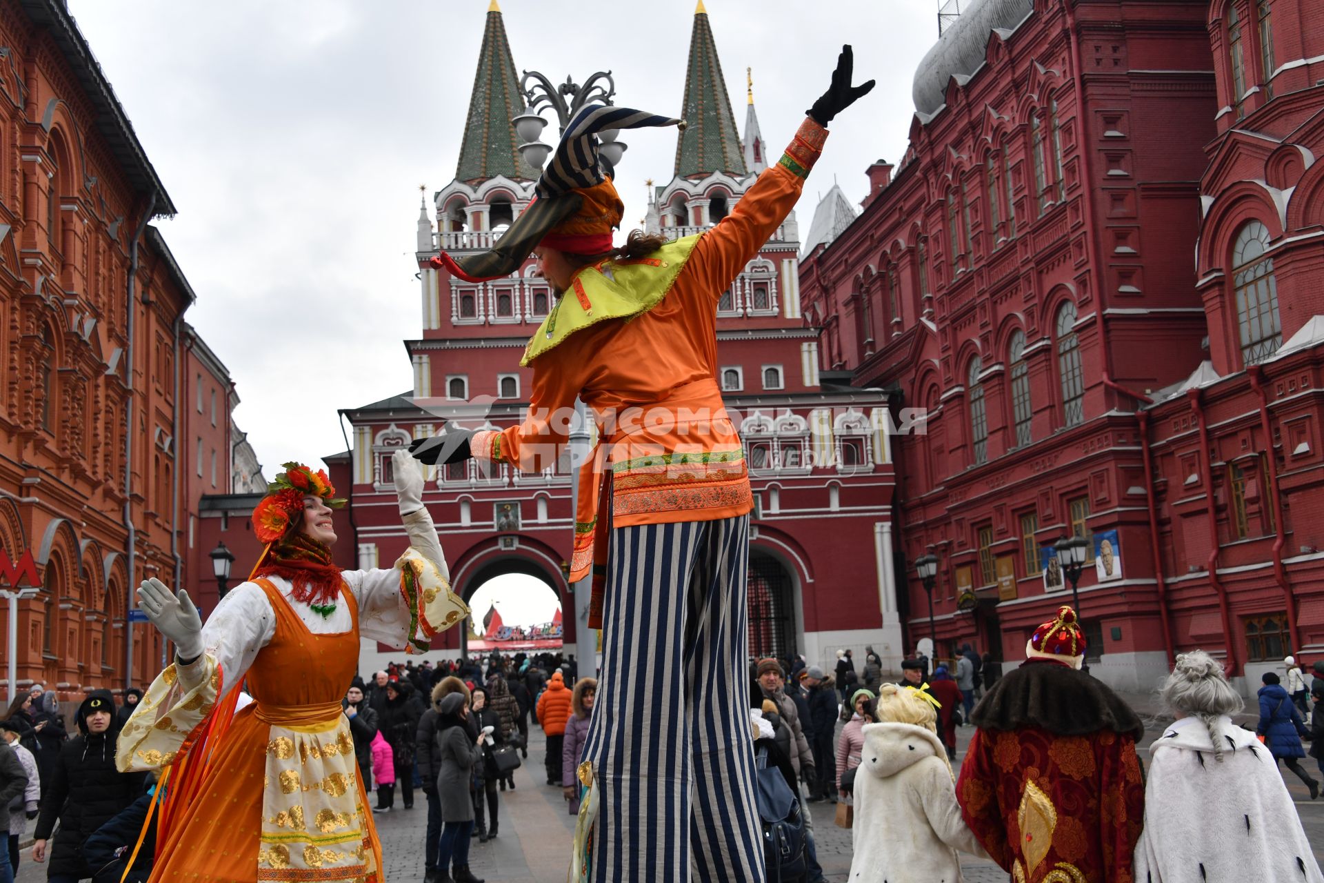 Москва. Участники театрализованного шоу  во время  фестиваля `Московская Масленица`на Манежной площади.