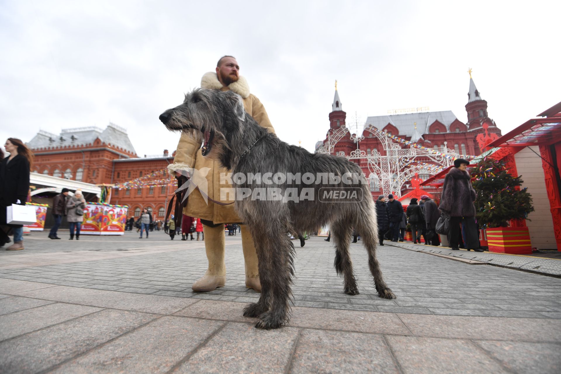 Москва.  Участники фестиваля  `Московская Масленица`на  Манежной площади.