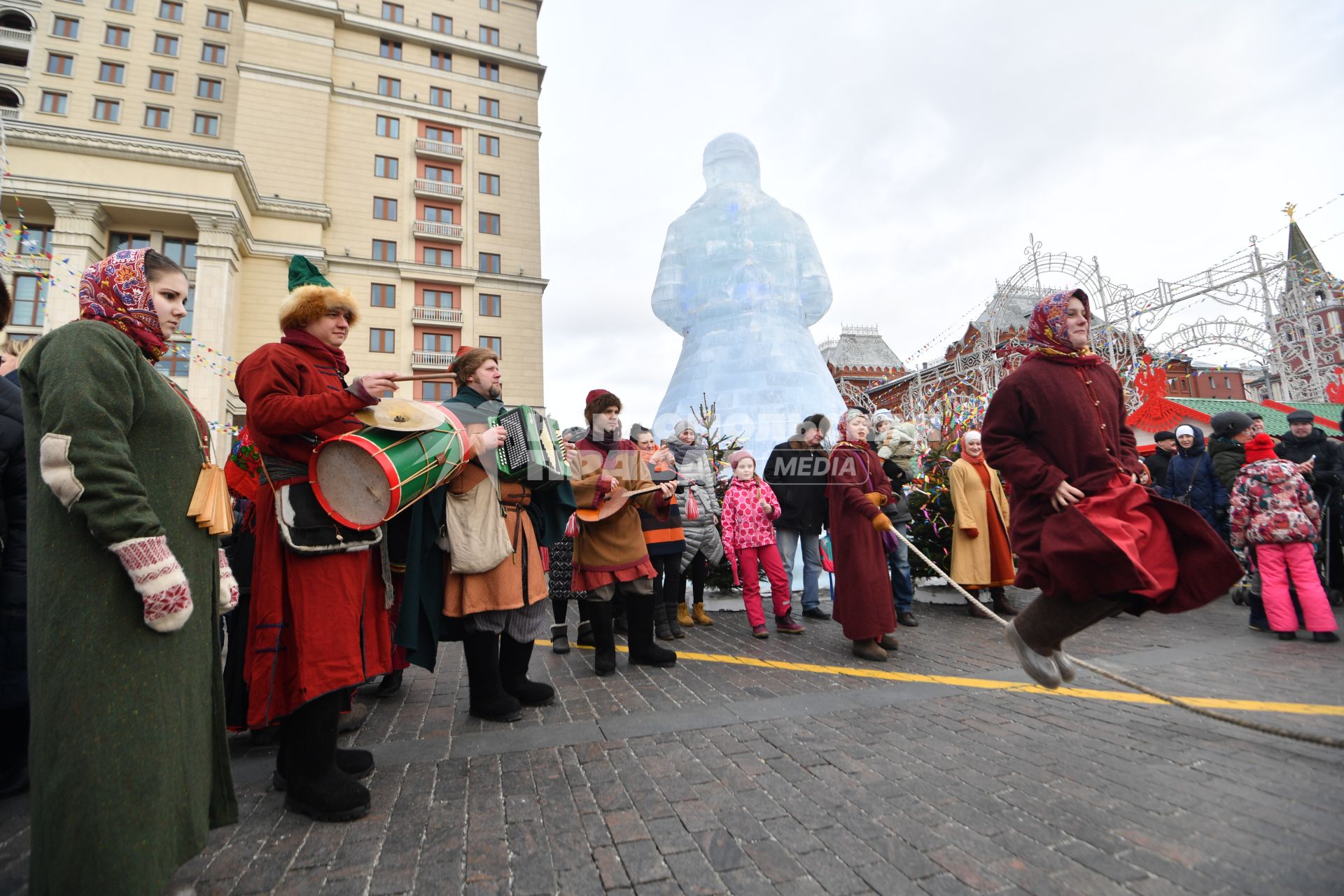 Москва. Народные гуляния во время  фестиваля `Московская Масленица`на Манежной площади.