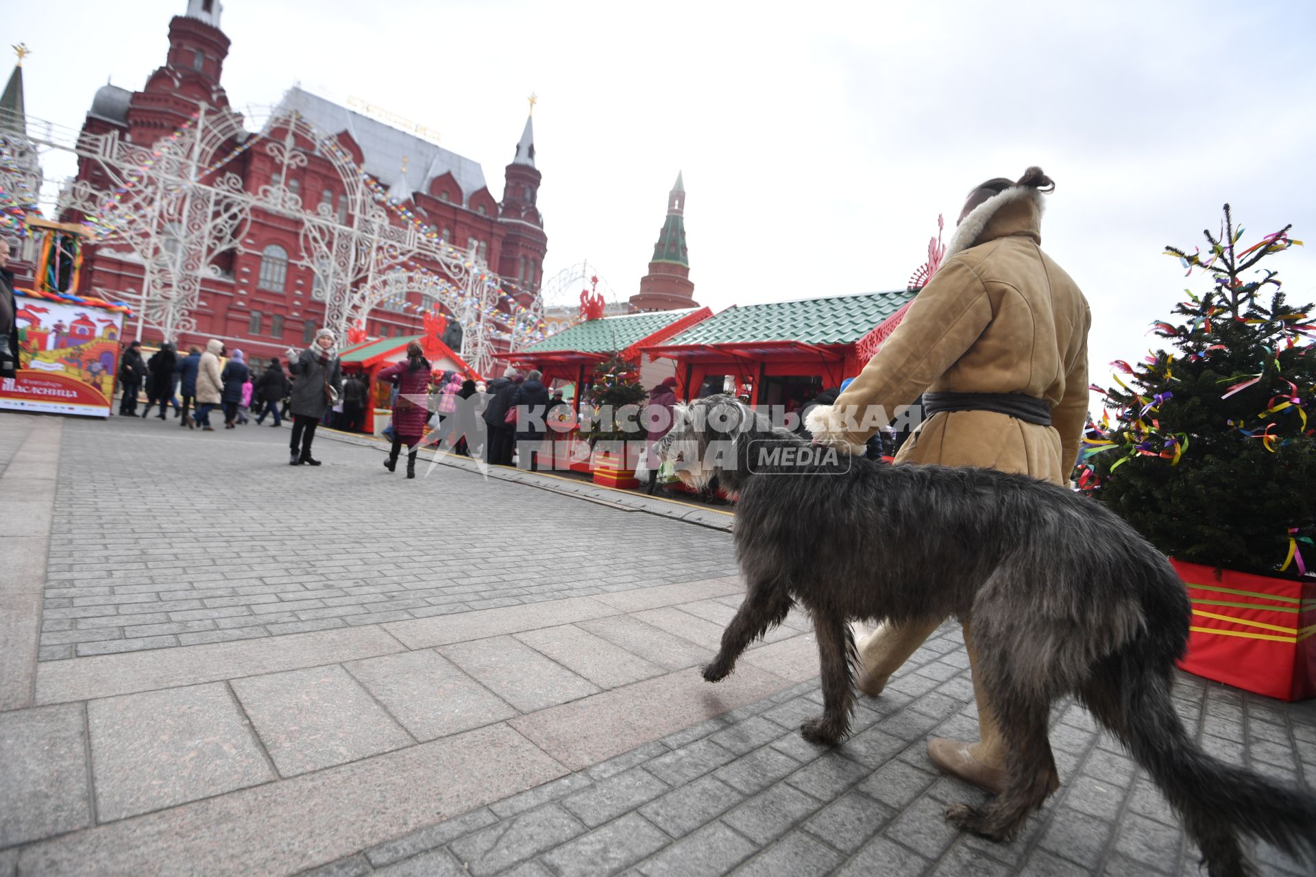 Москва.  Участники фестиваля  `Московская Масленица`на  Манежной площади.