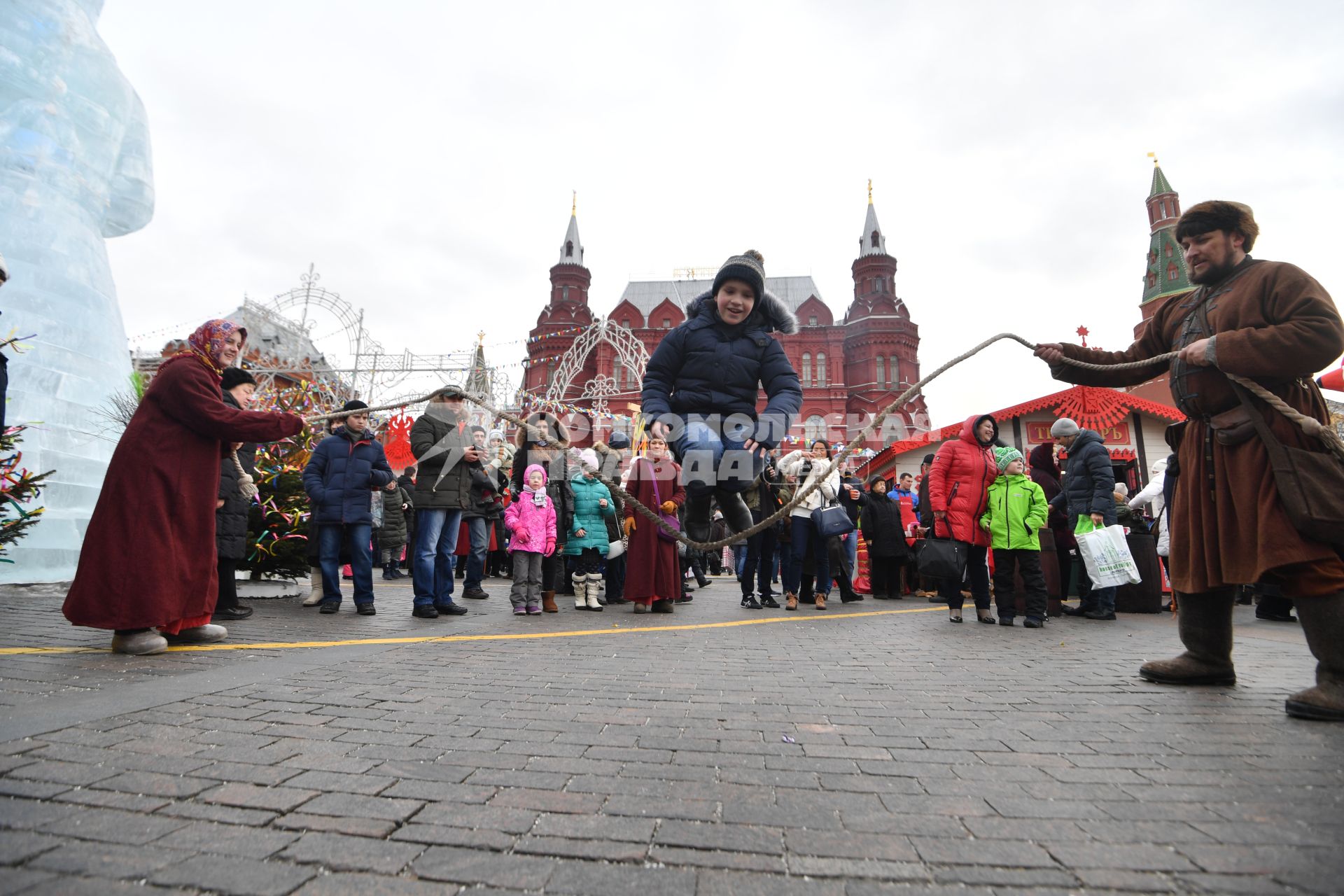 Москва. Народные гуляния во время  фестиваля `Московская Масленица`на Манежной площади.