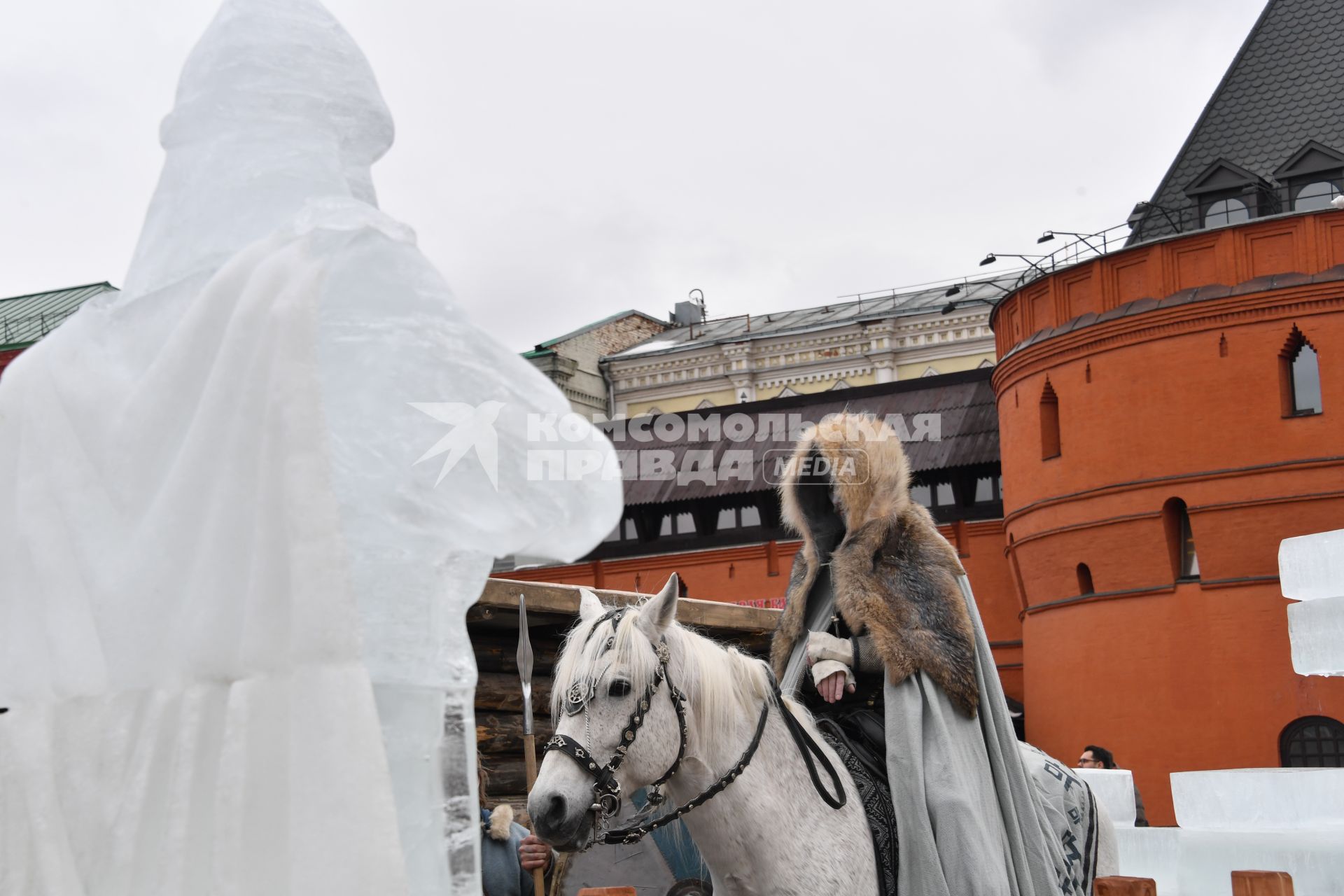 Москва.  Участник  фестиваля  `Московская Масленица`на  площади Революции.