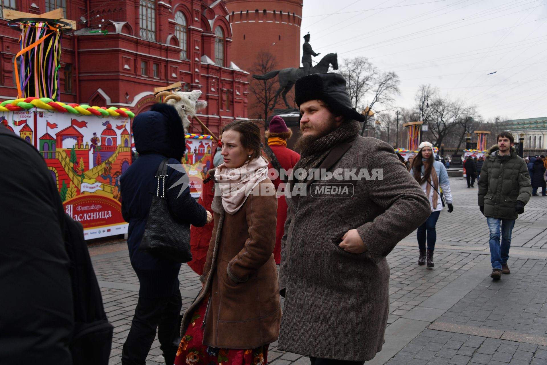 Москва. Сыровар Олег Сирота (справа) на  фестивале  `Московская Масленица`на Манежной площади.