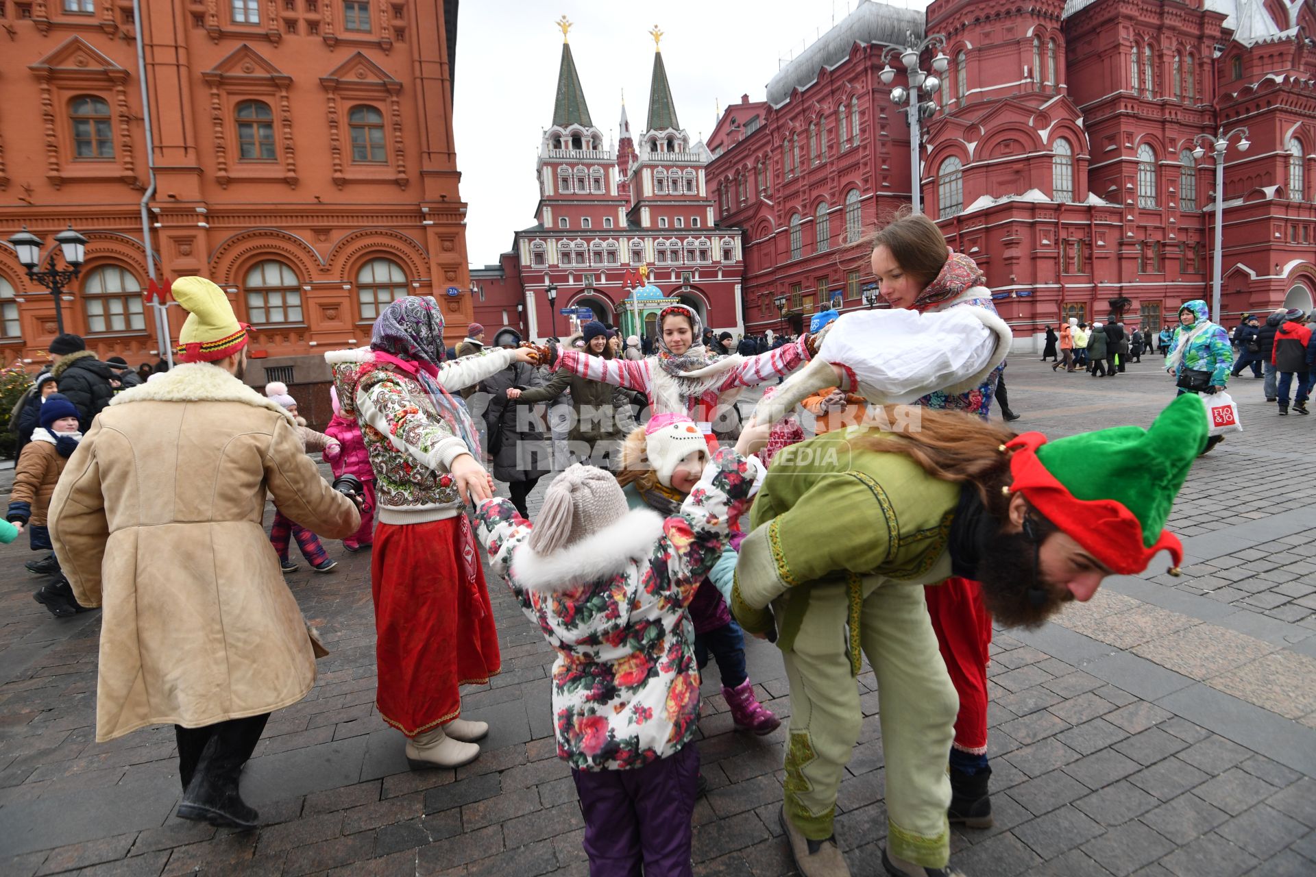 Москва. Народные гуляния во время  фестиваля `Московская Масленица`на Манежной площади.