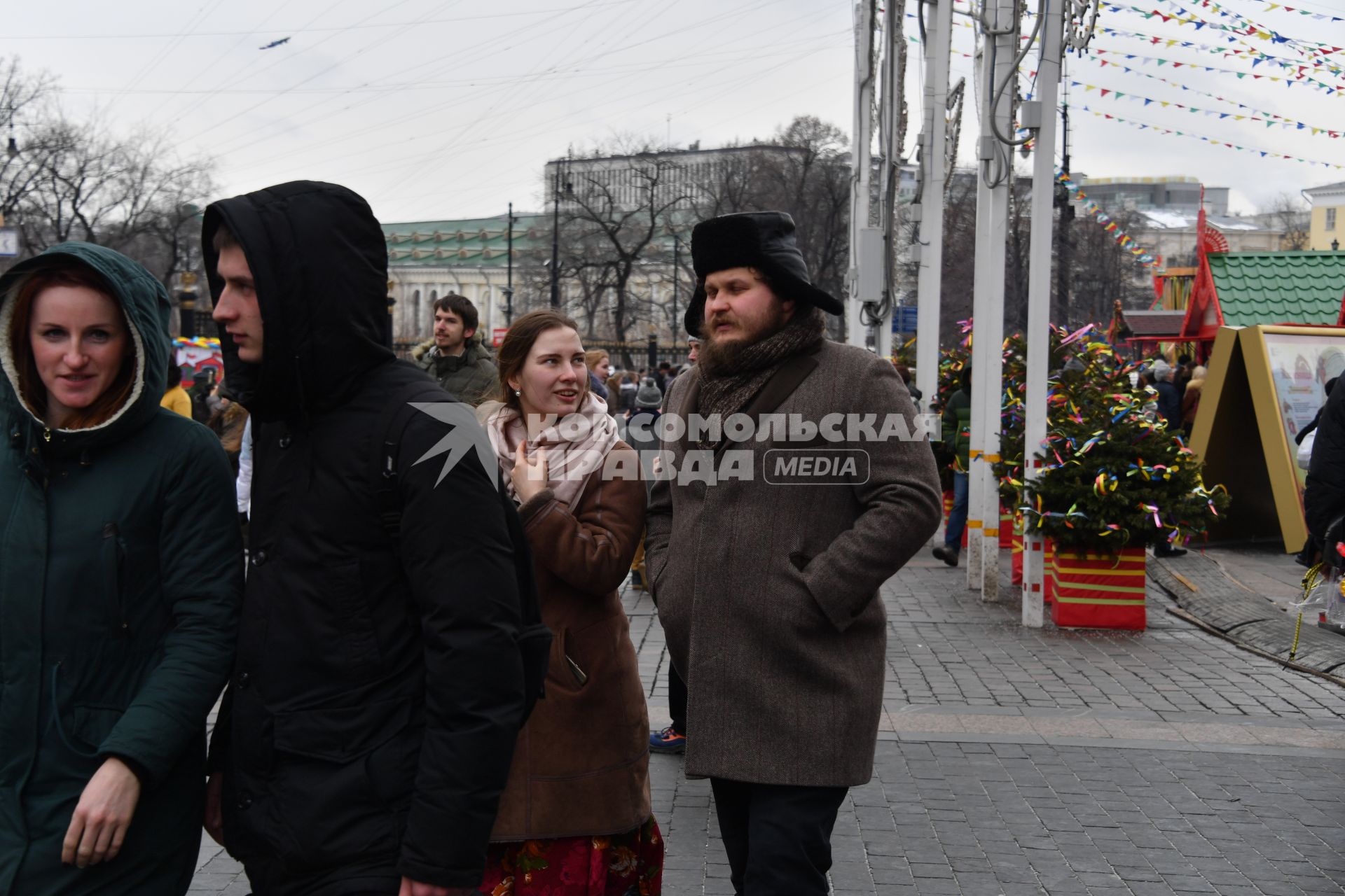 Москва. Сыровар Олег Сирота (справа) на  фестивале  `Московская Масленица`на Манежной площади.