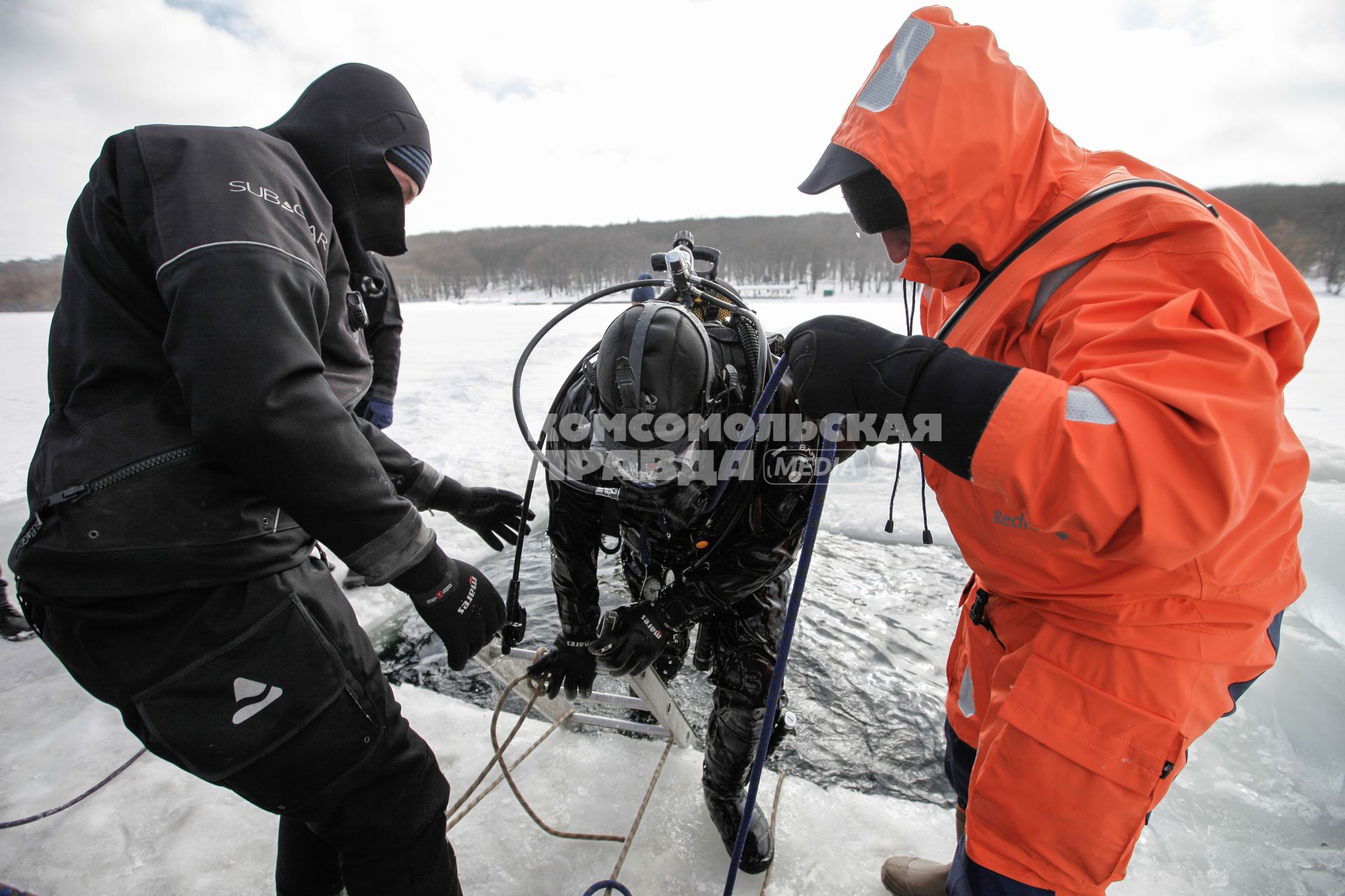 Ставрополь. Водолазы во время подледного учения на Комсомольском пруду.