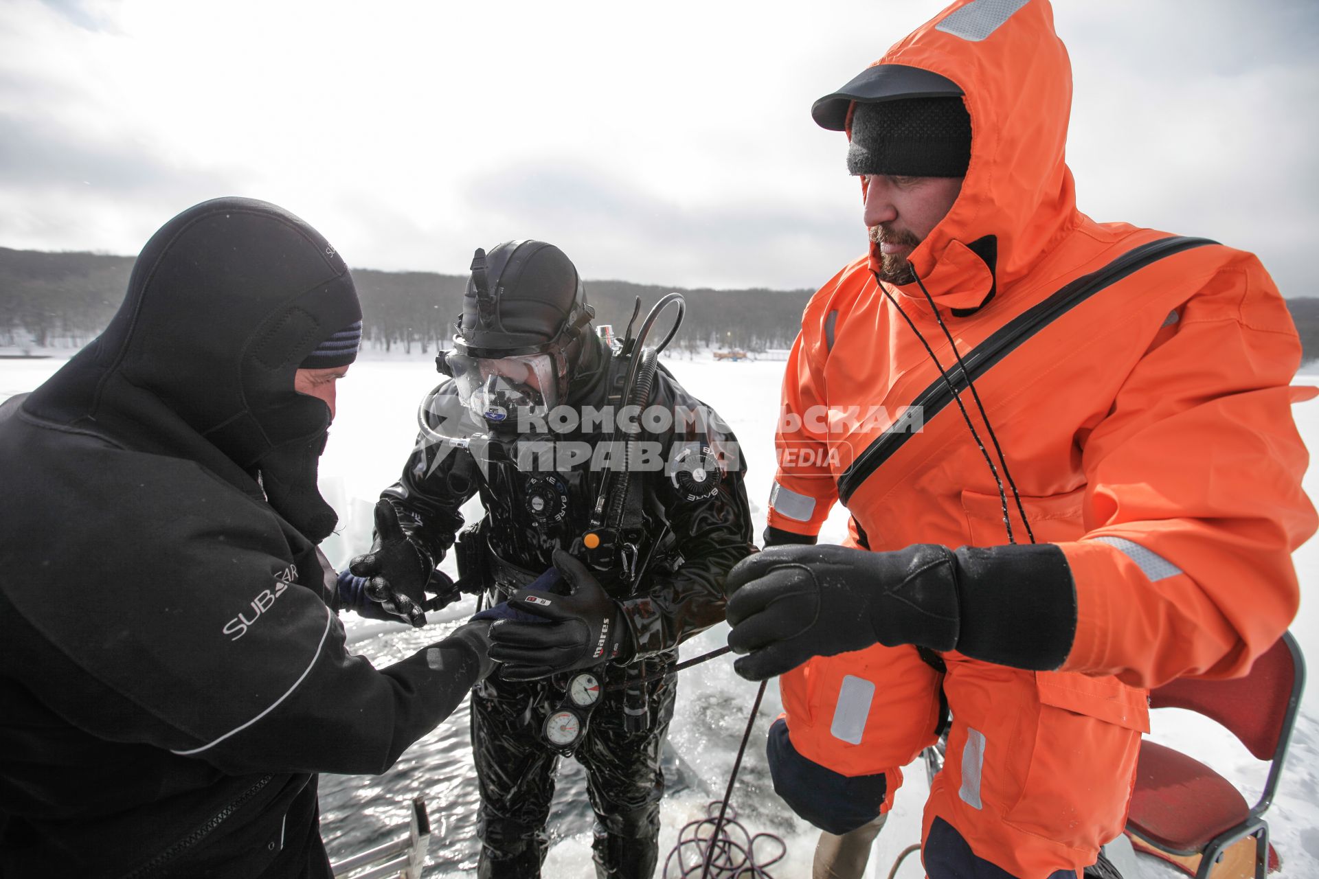 Ставрополь. Водолазы во время подледного учения на Комсомольском пруду.