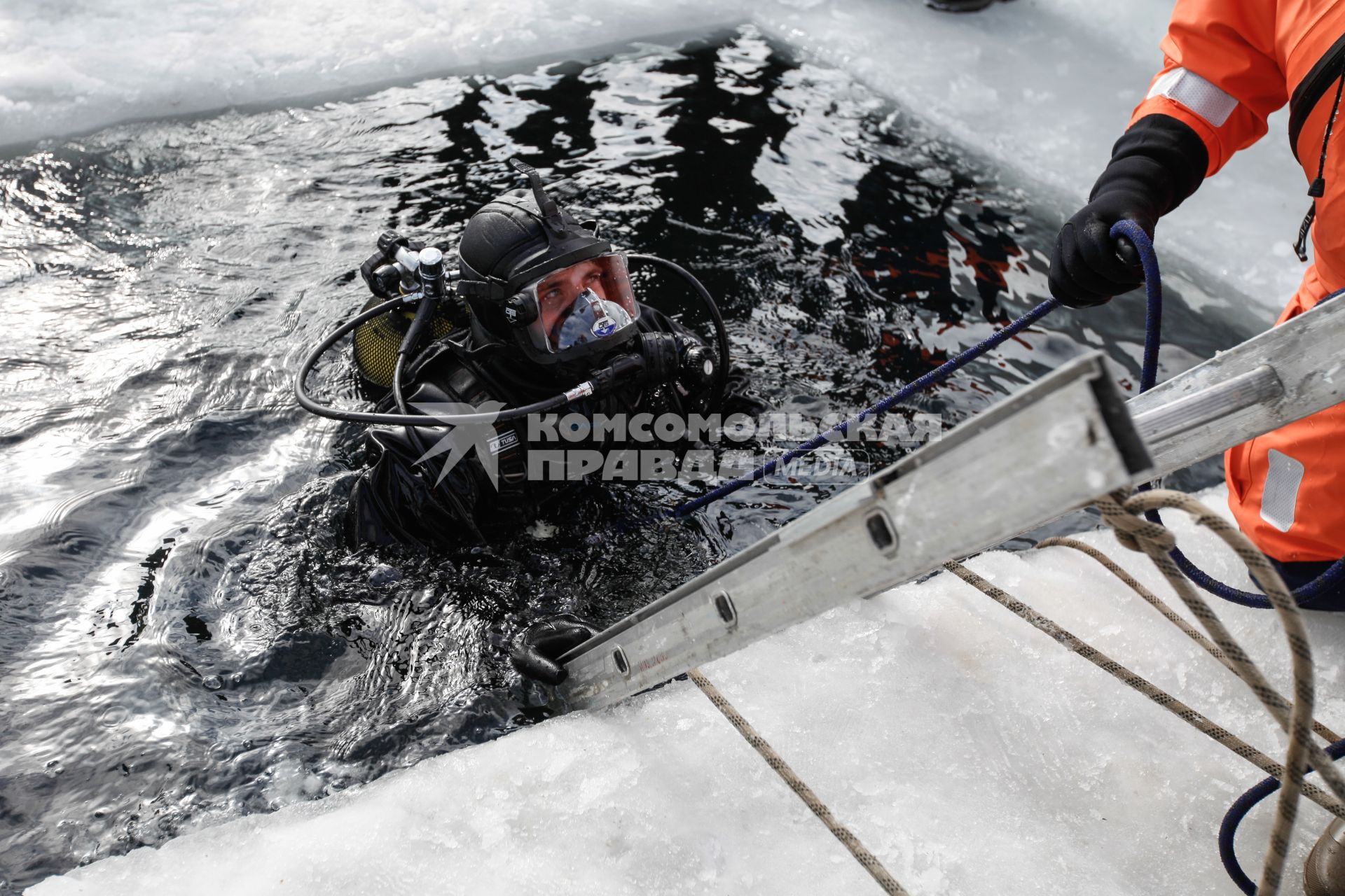 Ставрополь. Водолазы во время подледного учения на Комсомольском пруду.