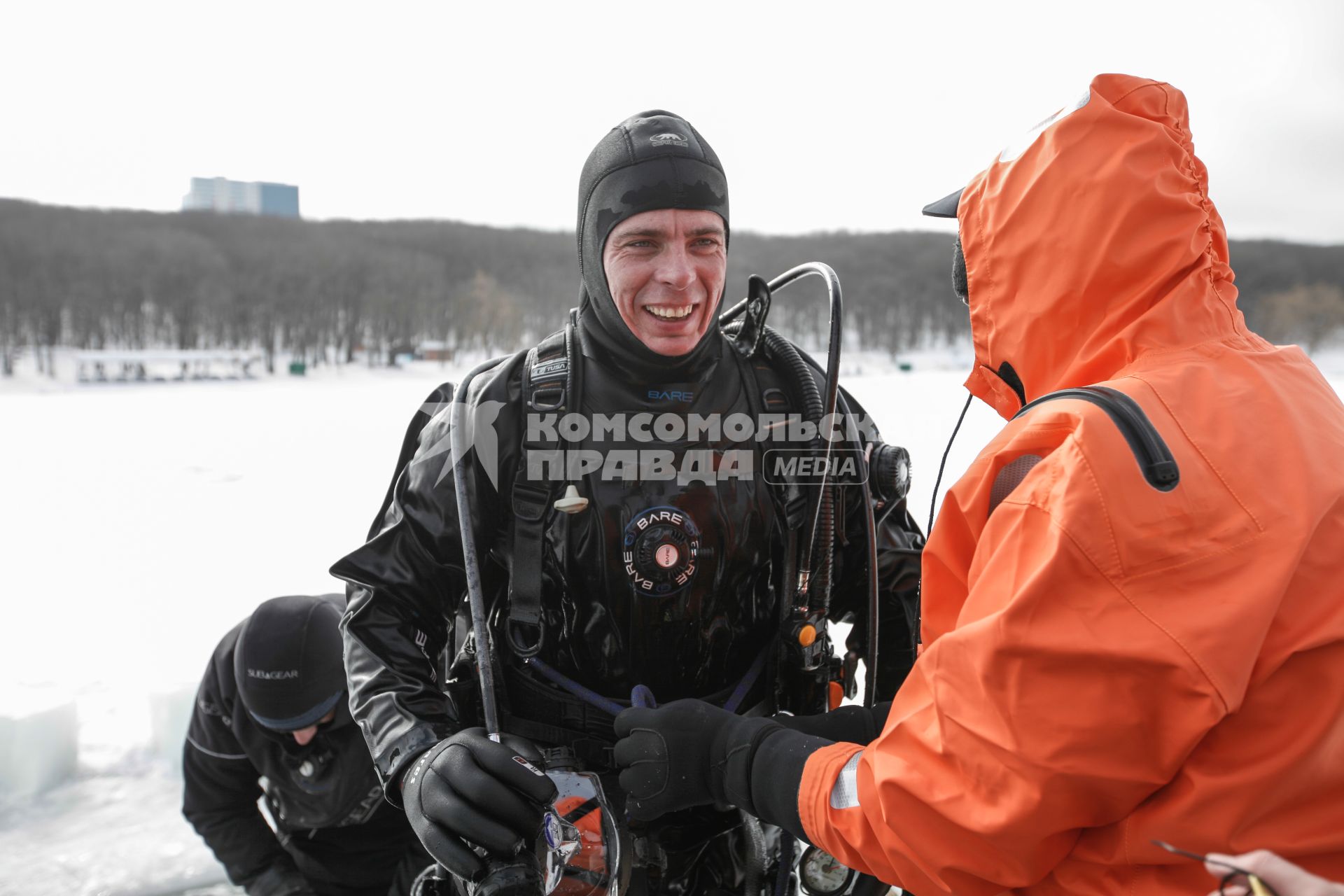 Ставрополь. Водолазы во время подледного учения на Комсомольском пруду.