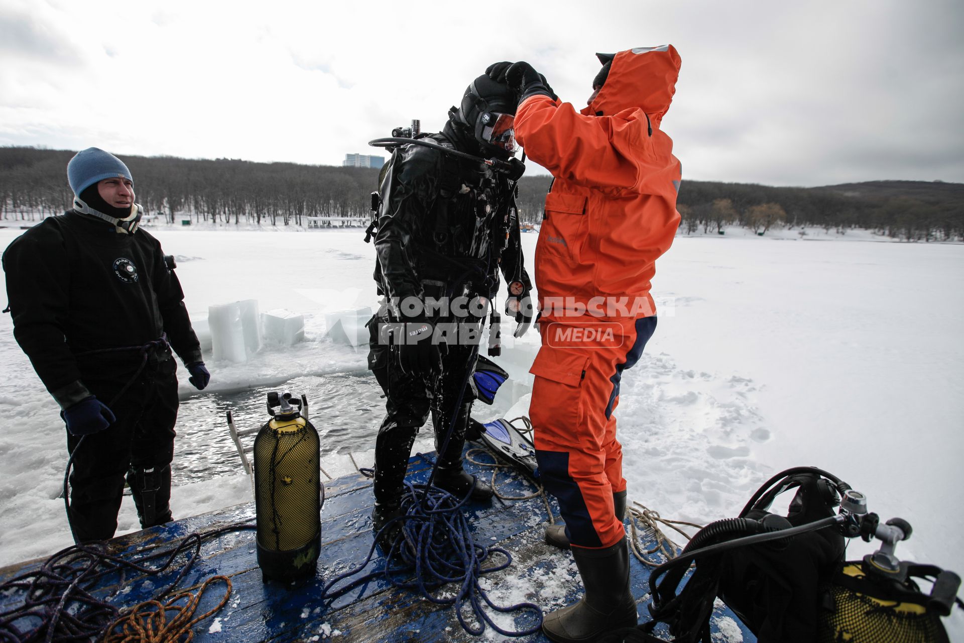 Ставрополь. Водолазы во время подледного учения на Комсомольском пруду.