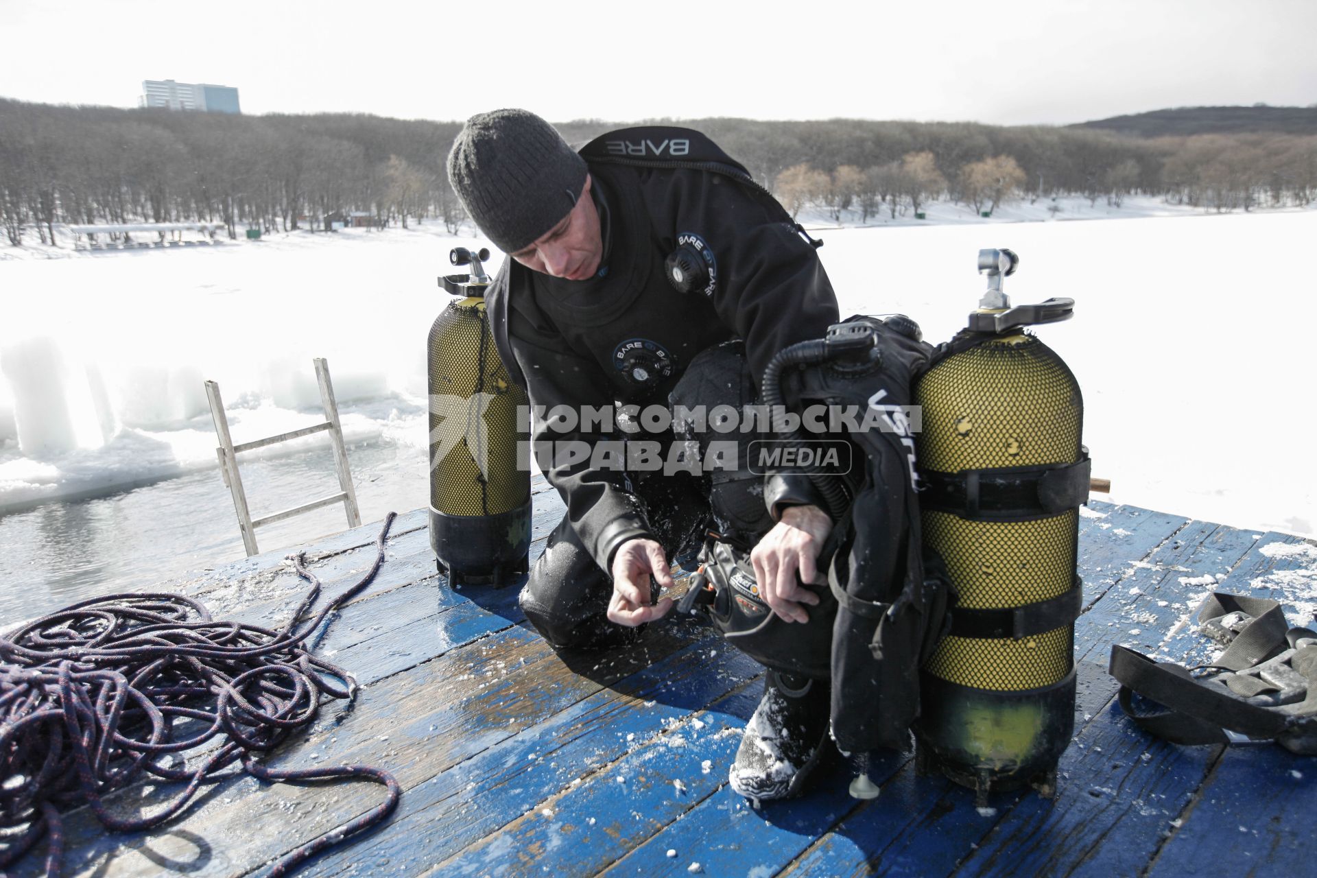 Ставрополь. Водолазы во время подледного учения на Комсомольском пруду.