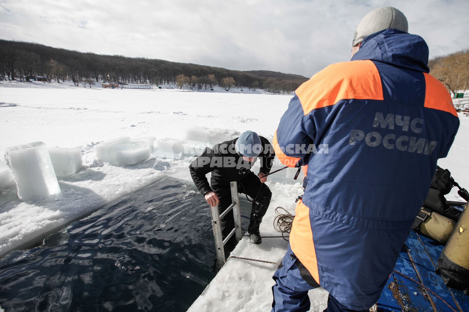 Ставрополь. Водолазы во время подледного учения на Комсомольском пруду.