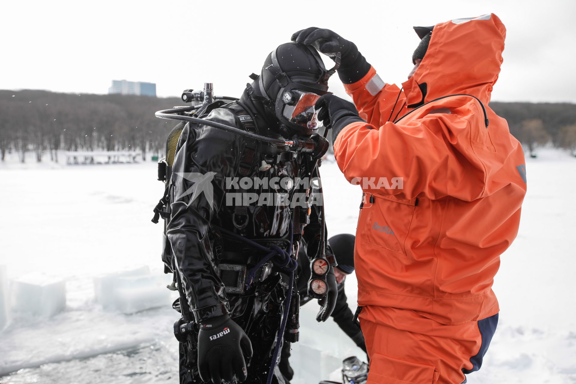 Ставрополь. Водолазы во время подледного учения на Комсомольском пруду.