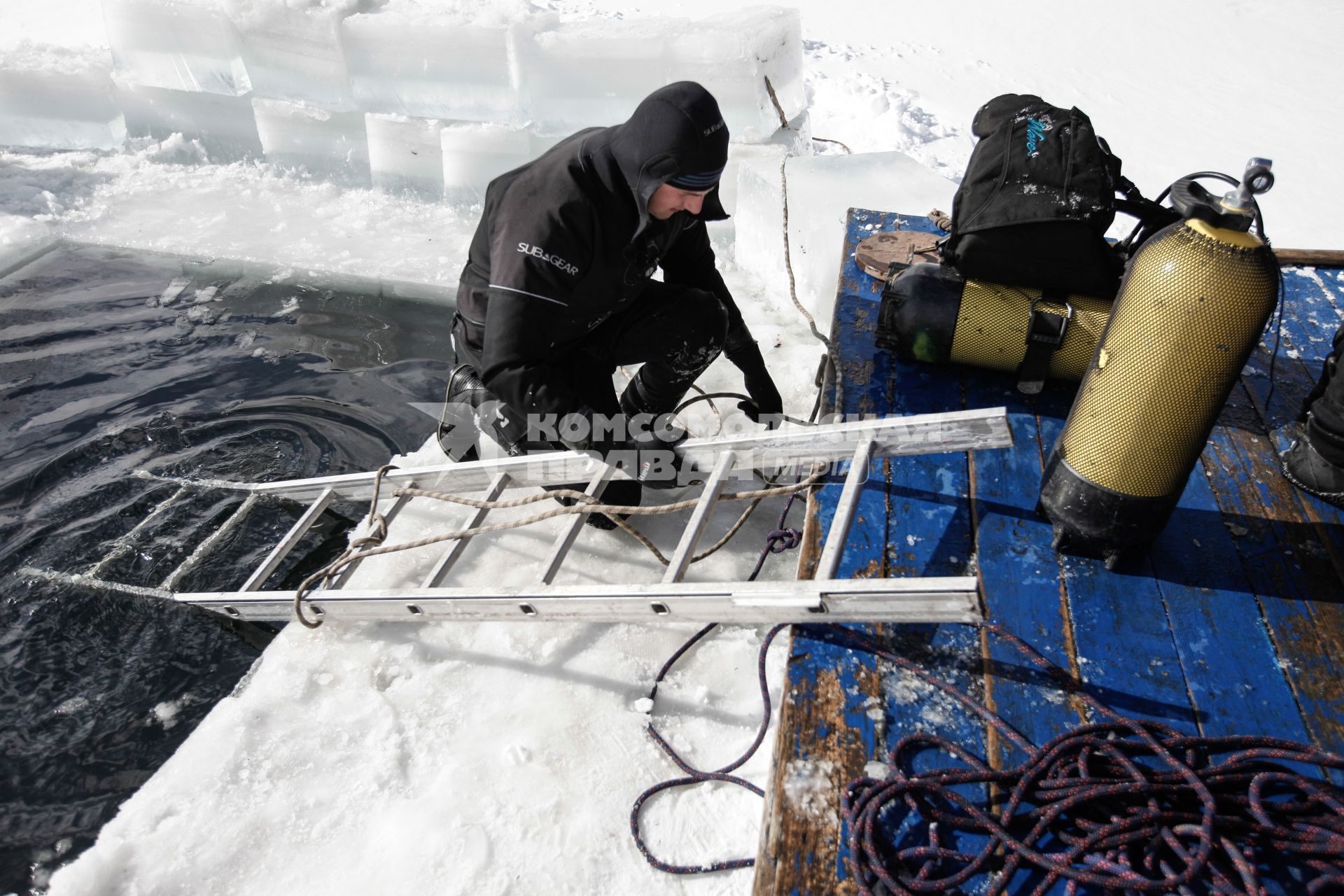 Ставрополь. Водолазы во время подледного учения на Комсомольском пруду.