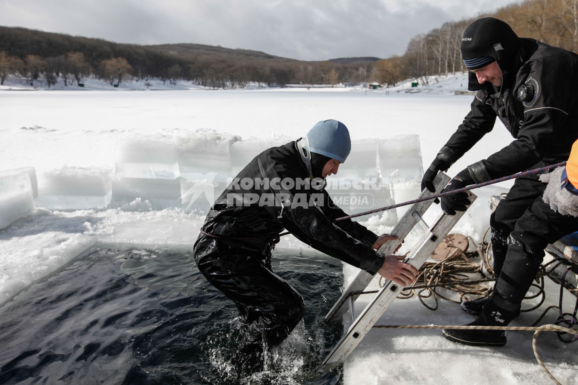 Ставрополь. Водолазы во время подледного учения на Комсомольском пруду.