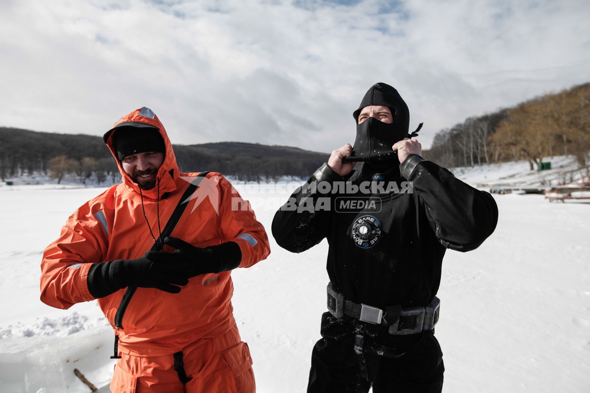 Ставрополь. Водолазы во время подледного учения на Комсомольском пруду.