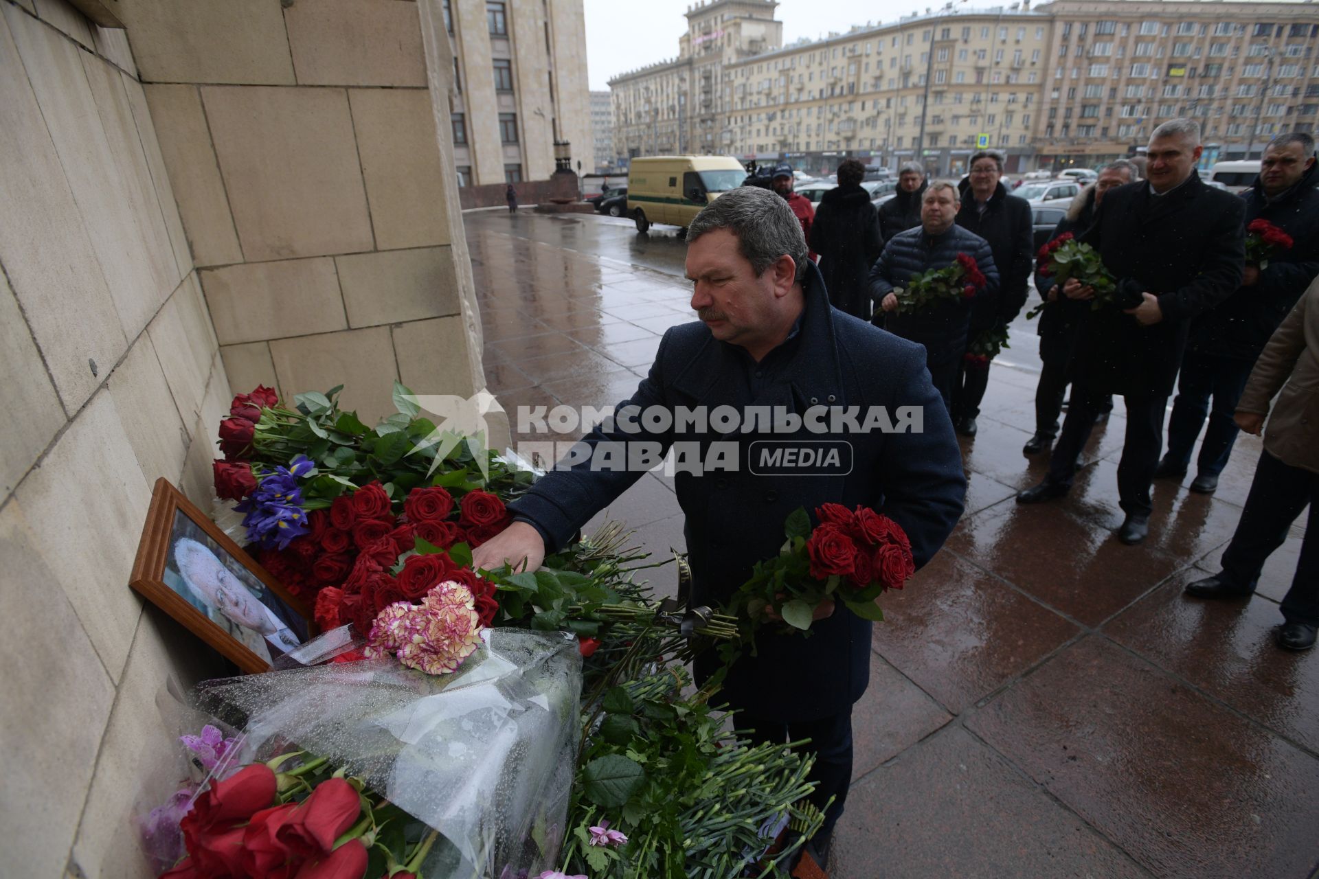 Москва. Москвичи несут цветы к зданию МИД РФ в связи с кончиной постоянного представителя России при ООН Виталия Чуркина.