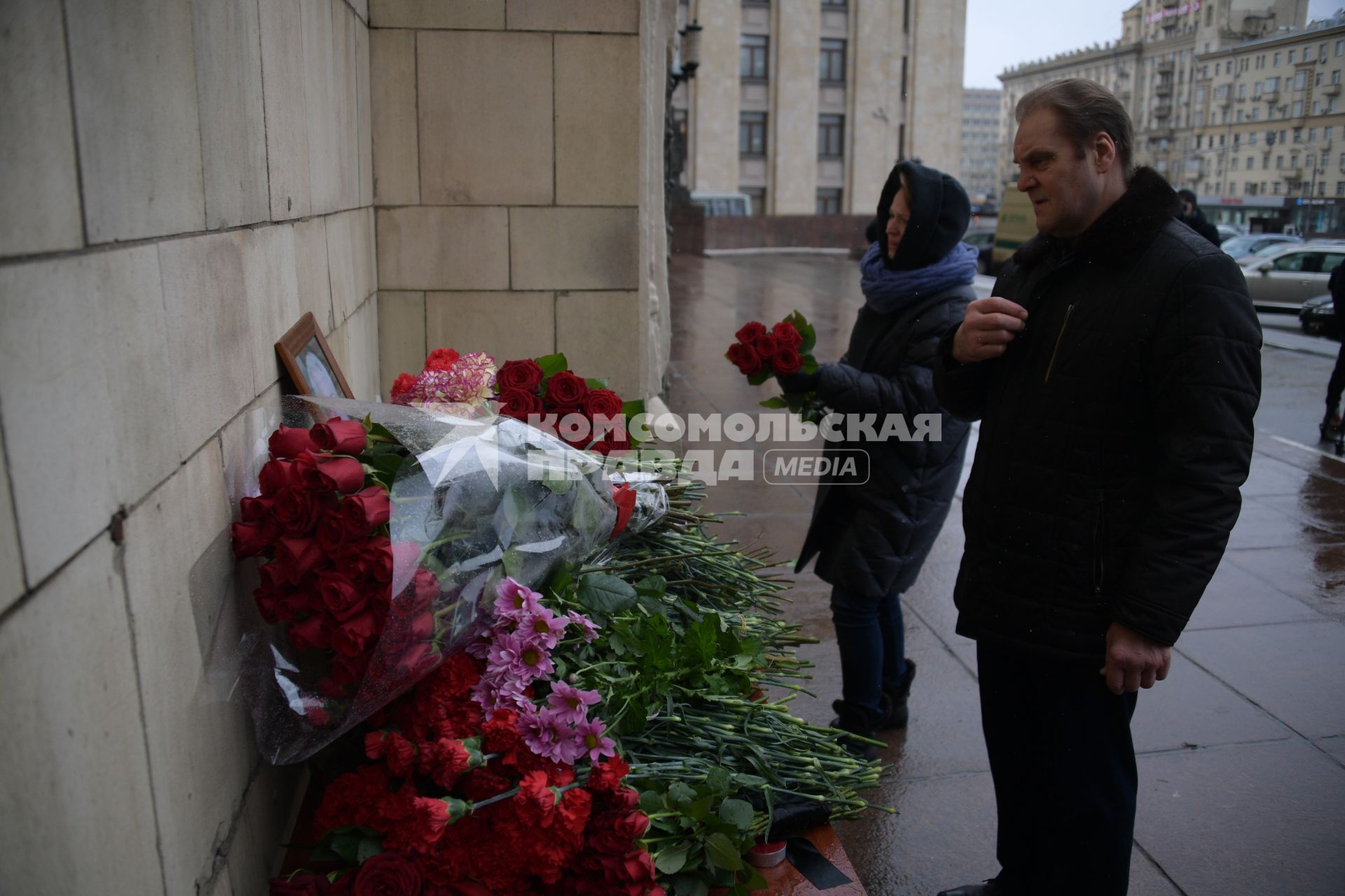 Москва. Москвичи несут цветы к зданию МИД РФ в связи с кончиной постоянного представителя России при ООН Виталия Чуркина.