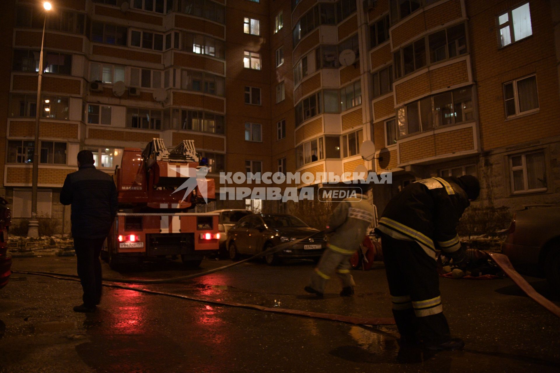 Москва. Пожарная машина во дворе жилого дома.