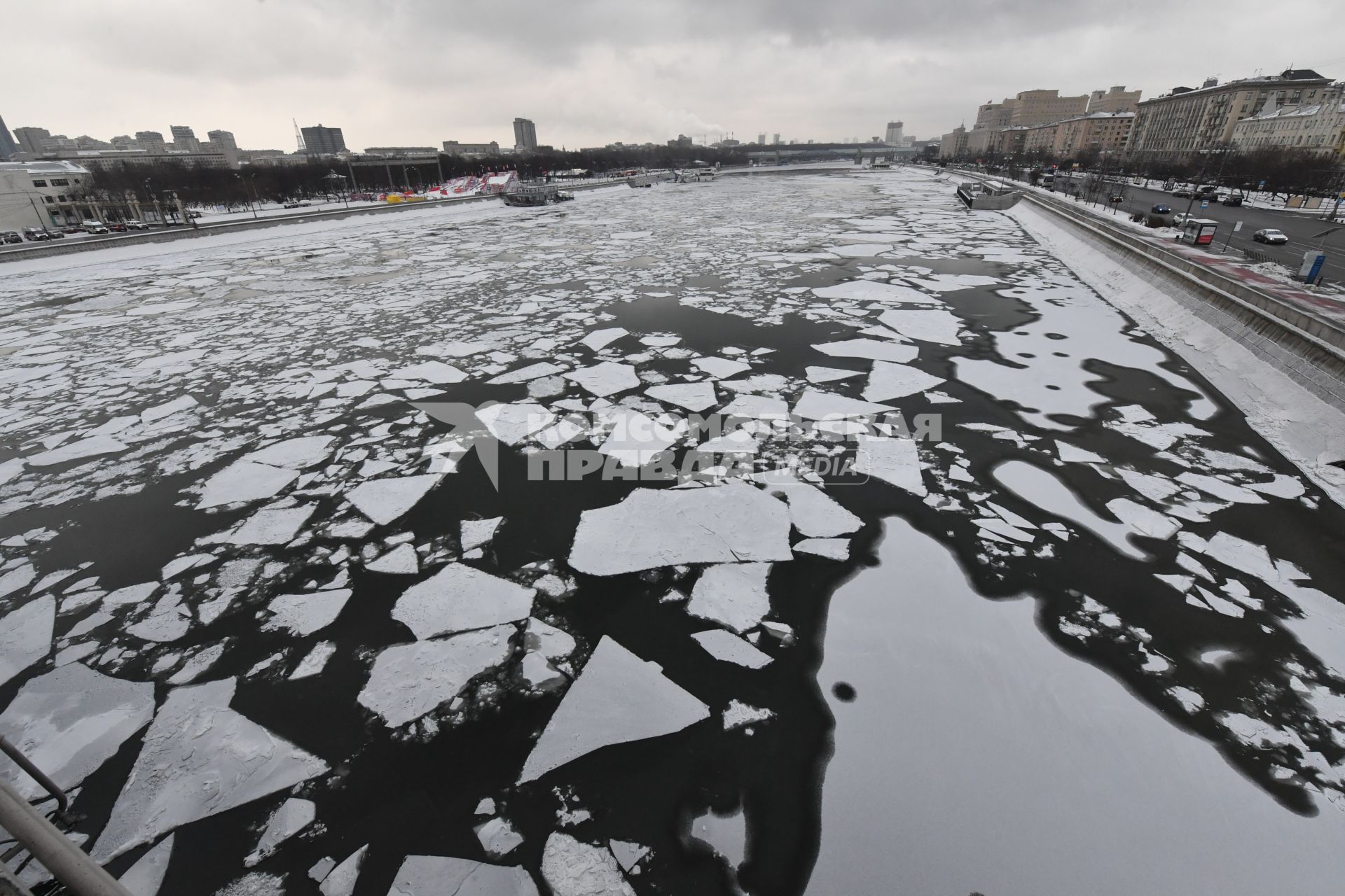 Москва. Ледоход на Москве-реке.