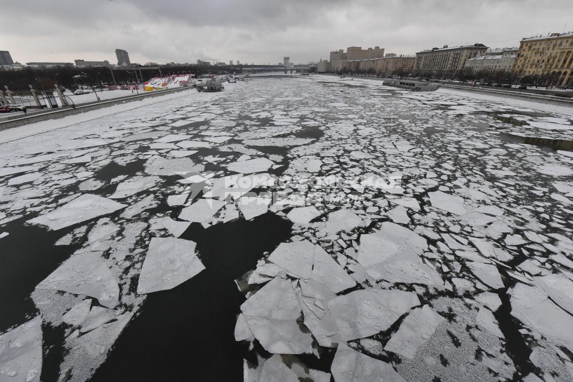 Москва. Ледоход на Москве-реке.