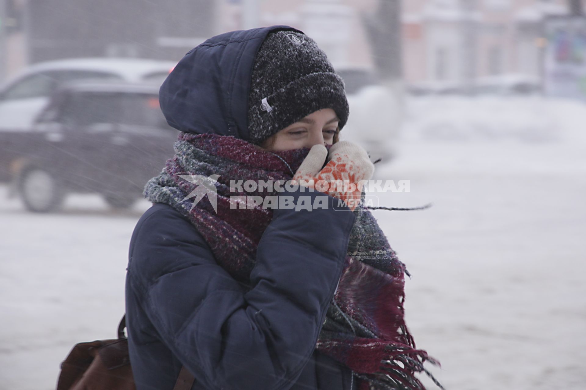 Барнаул.  Девушка на улице во время метели.