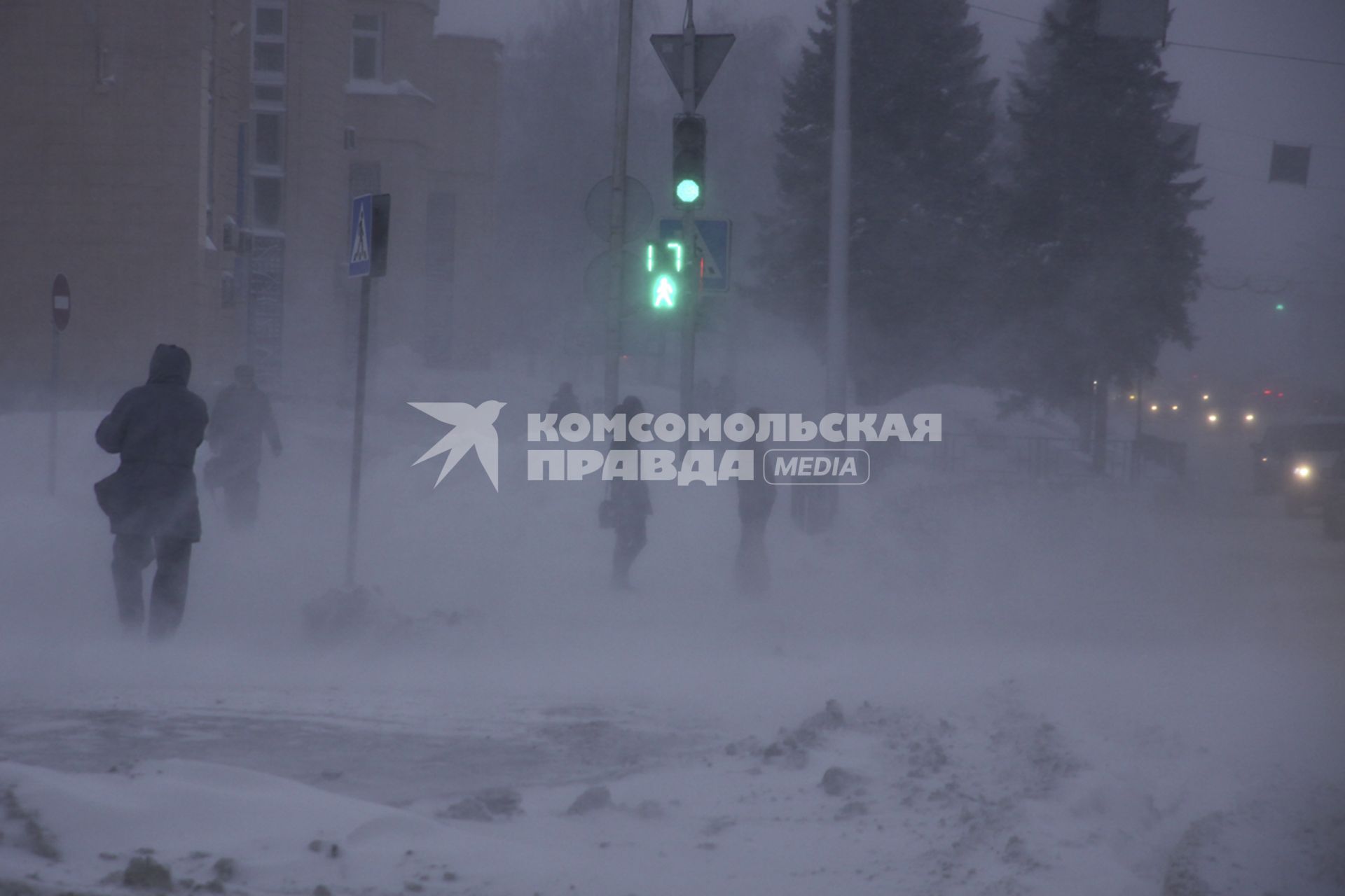 Барнаул. Прохожие на улице во время метели.