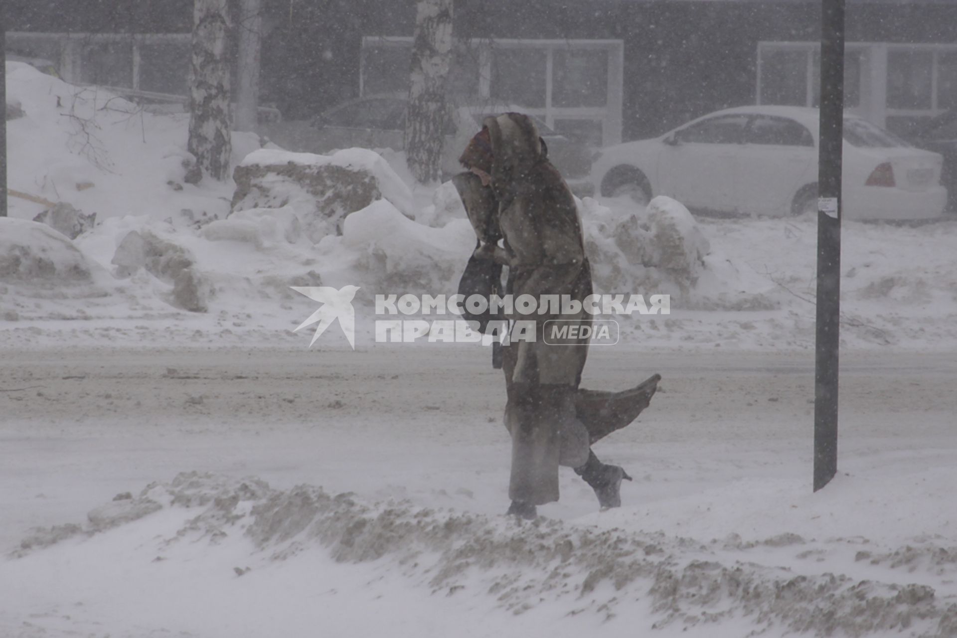 Барнаул. Женщина на улице во время метели.