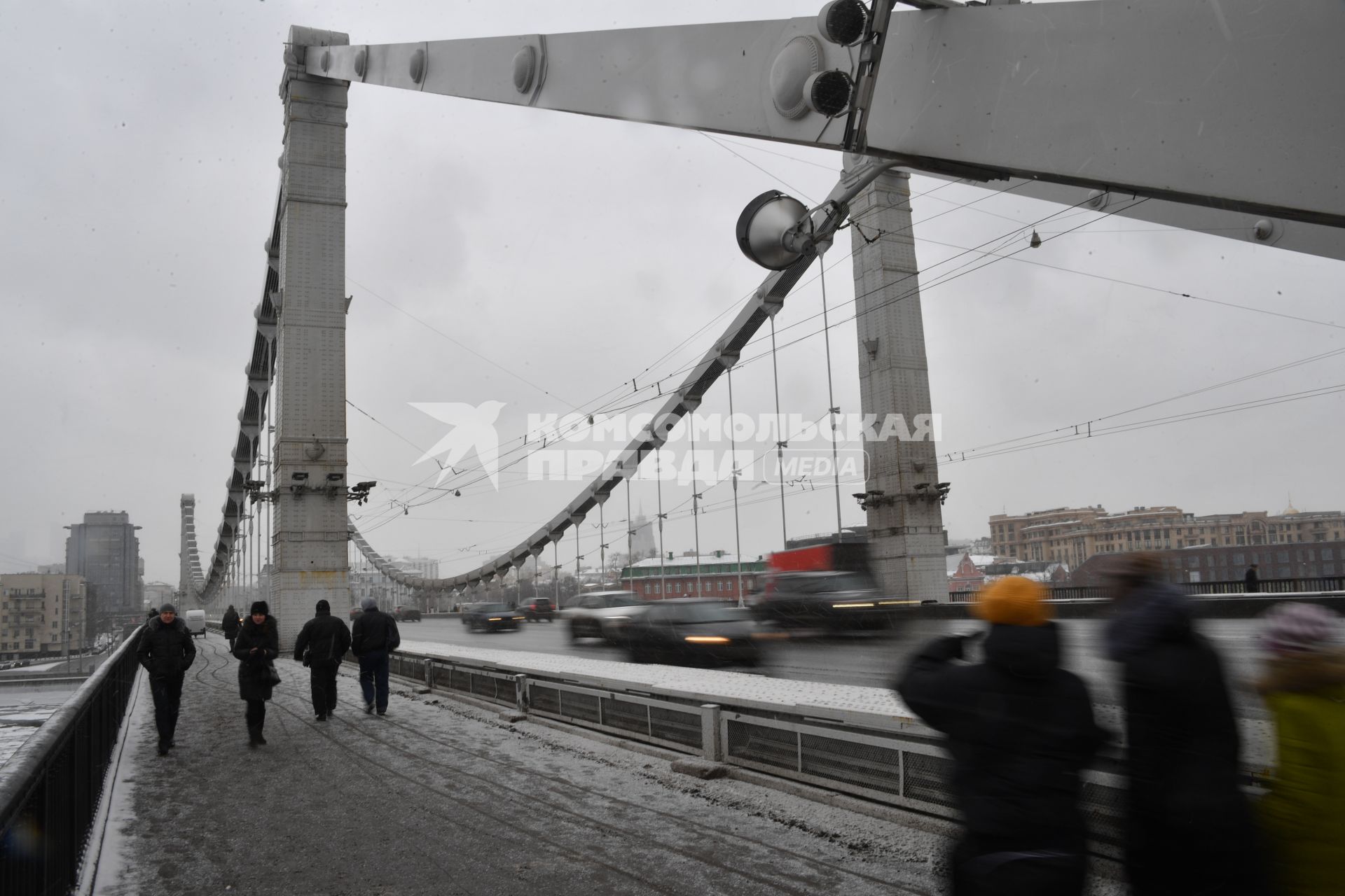 Москва.   Пешеходы на Крымском мосту.